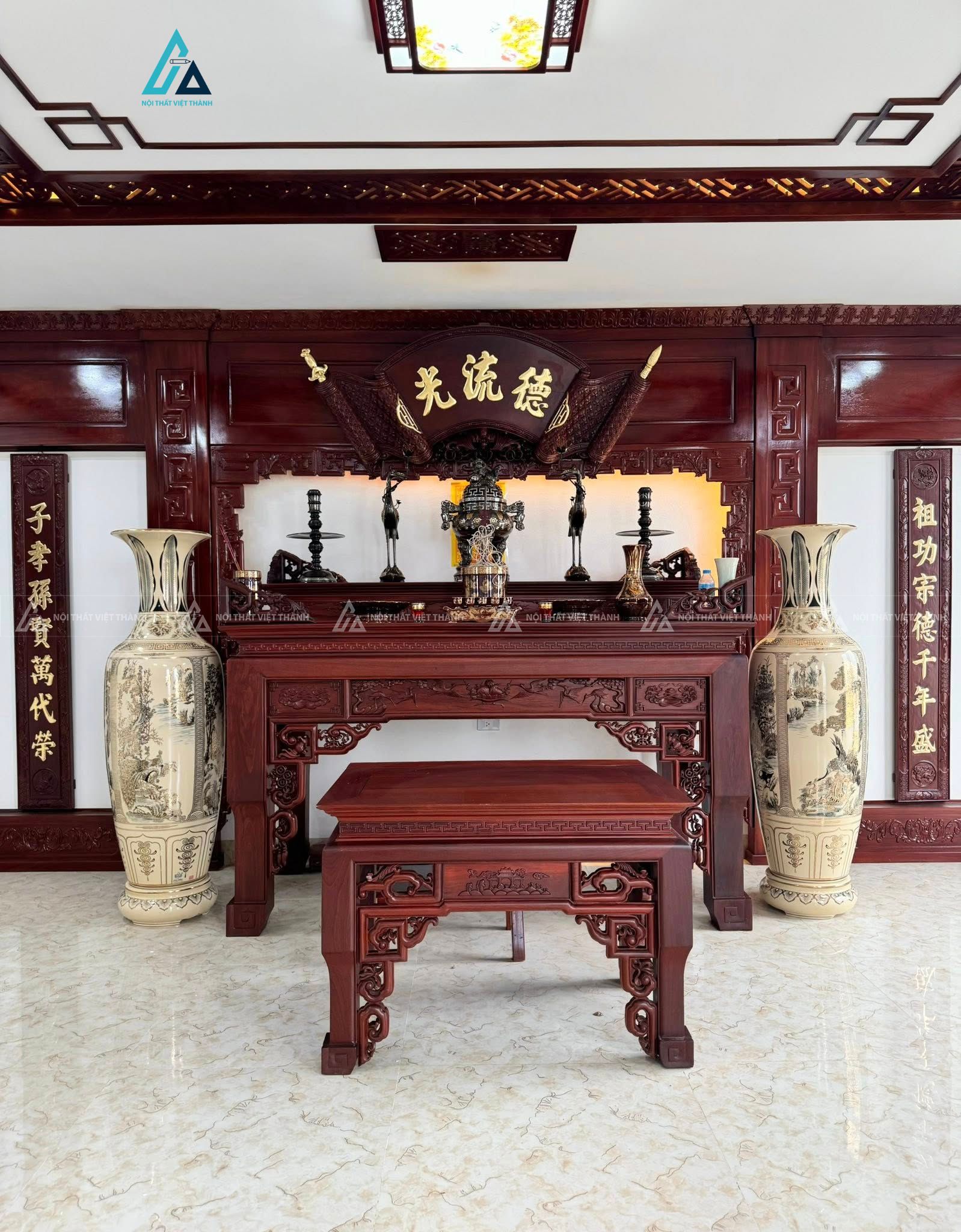 Mẫu thiết kế nội thất phòng thờ gỗ nâu đỏ với vách tường và bàn thờ lớn