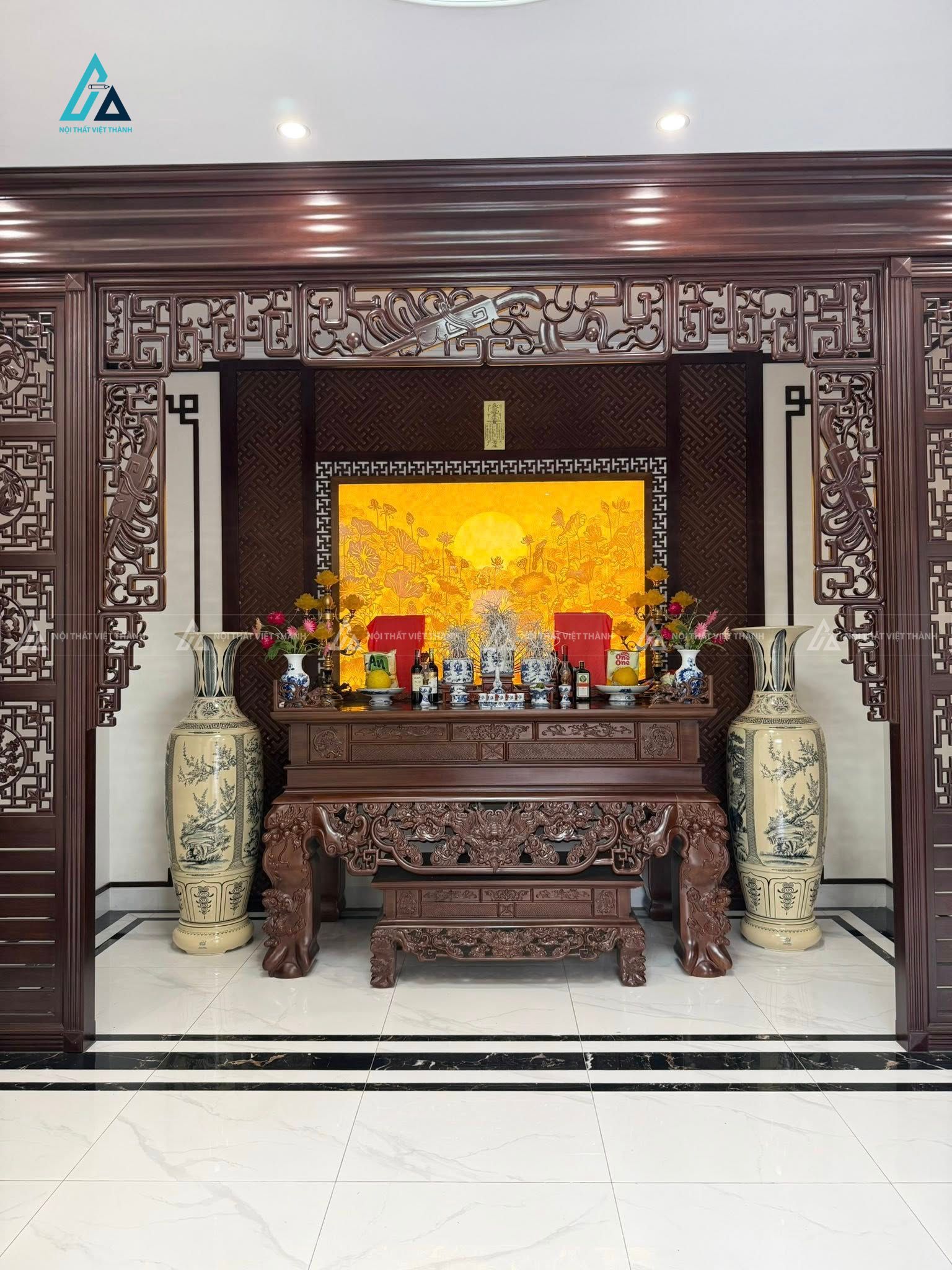 Mẫu thiết kế nội thất phòng thờ với gỗ nâu trầm có vách ngăn trang nghiêm