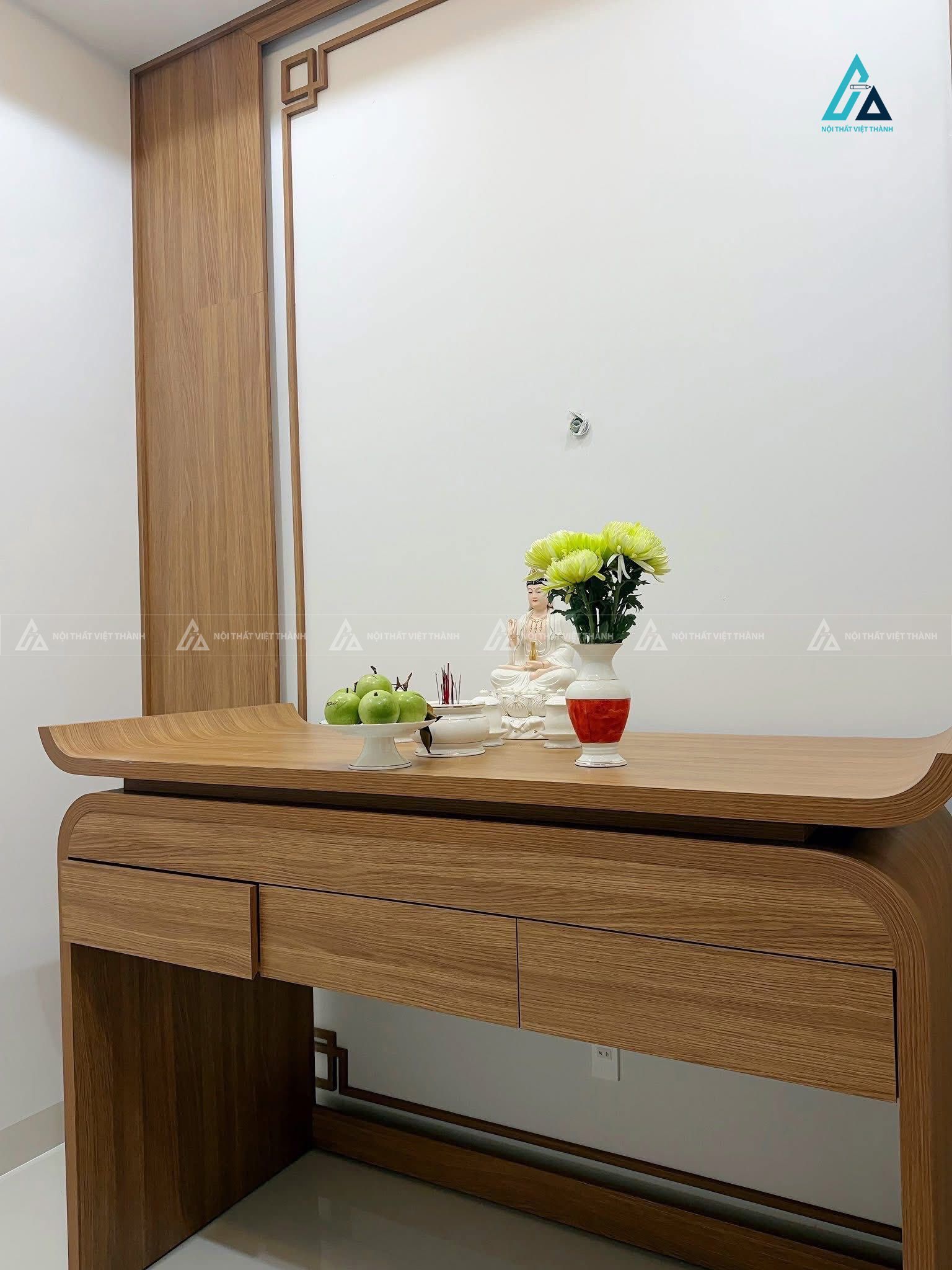 Mẫu thiết kế nội thất phòng thờ vân gỗ vàng có hộc tủ lưu trữ đồ