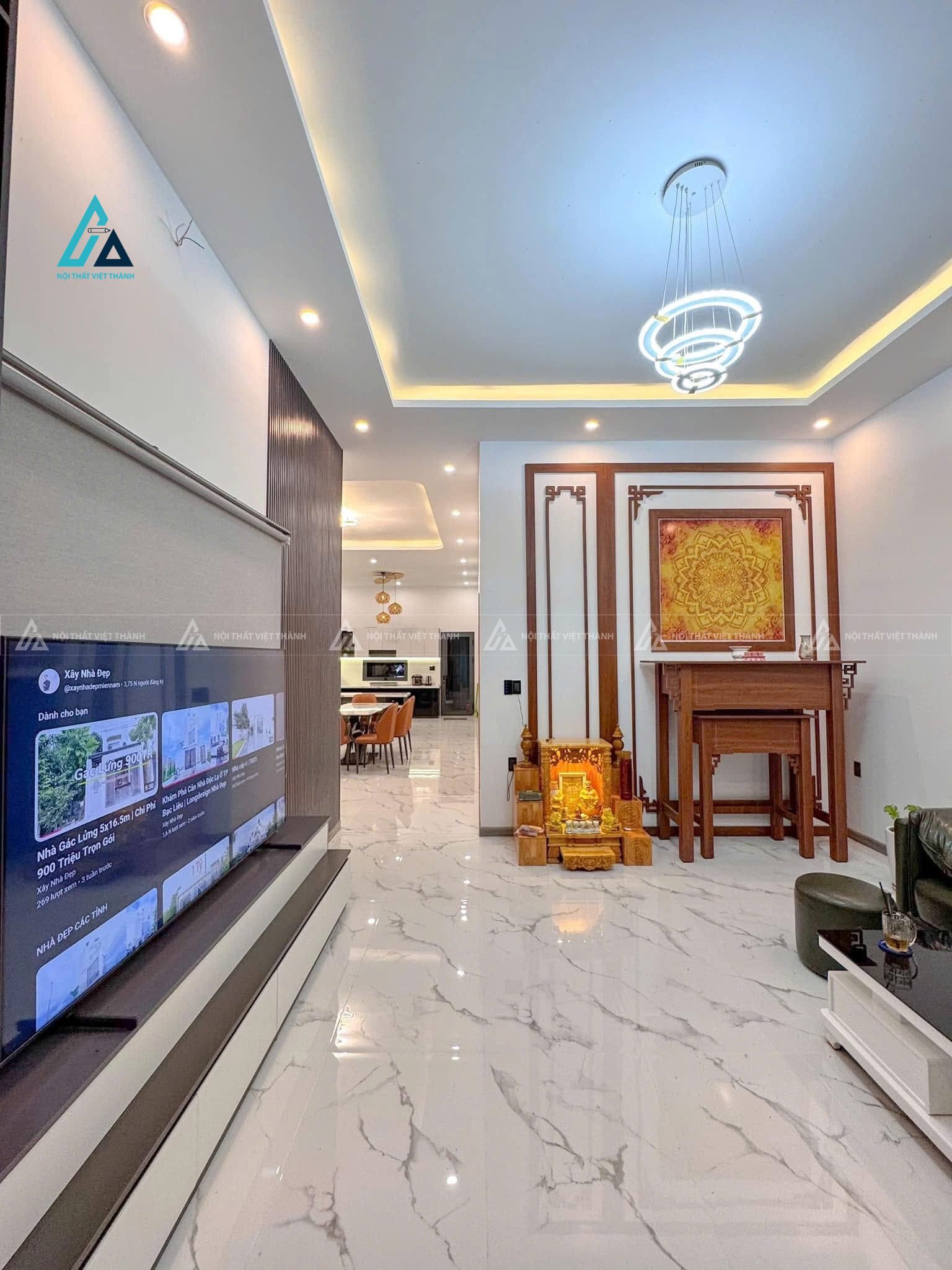 Mẫu thiết kế nội thất phòng thờ gỗ hoạ tiết hoa sen trên vách sau trang nghiêm