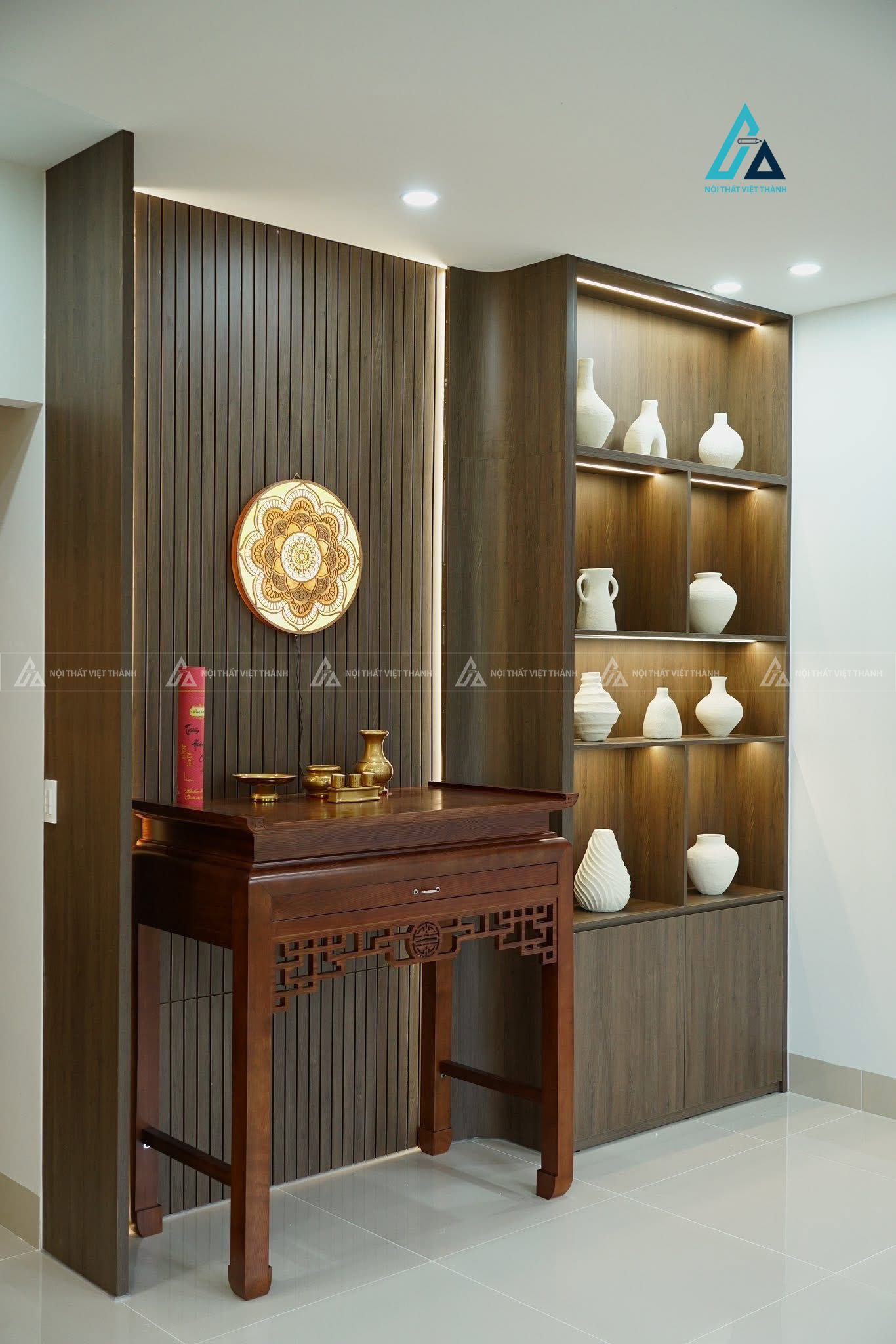 Mẫu thiết kế nội thất phòng thờ gỗ với vách tối giản phái sau