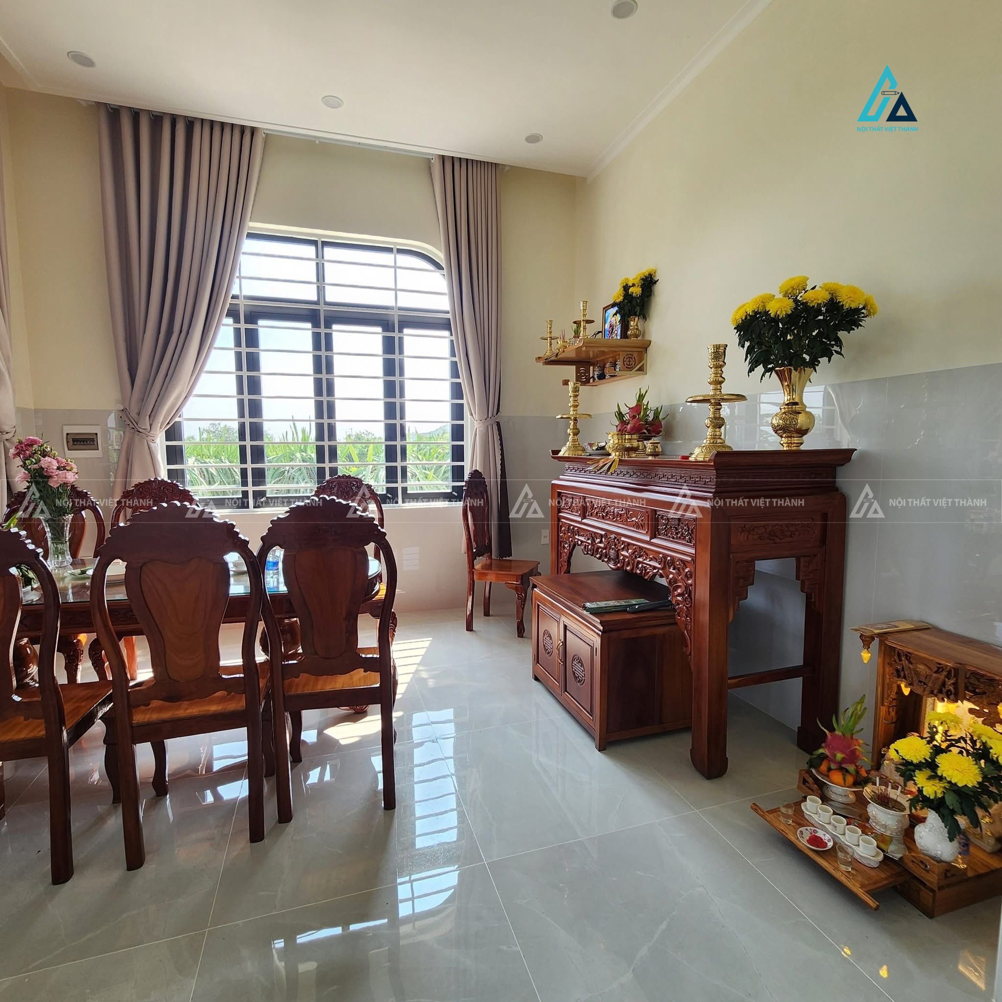 Mẫu thiết kế nội thất phòng thờ gỗ nâu đỏ tối giản