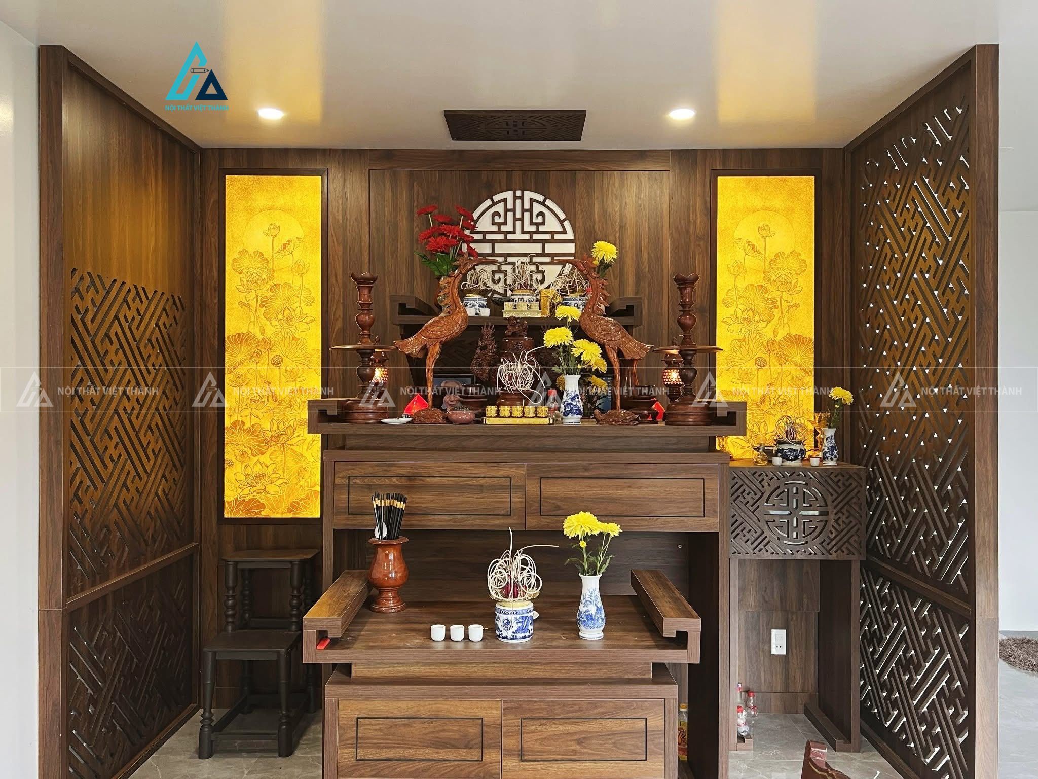 Mẫu thiết kế nội thất phòng thờ gỗ nâu xám cho cách ngăn CNC