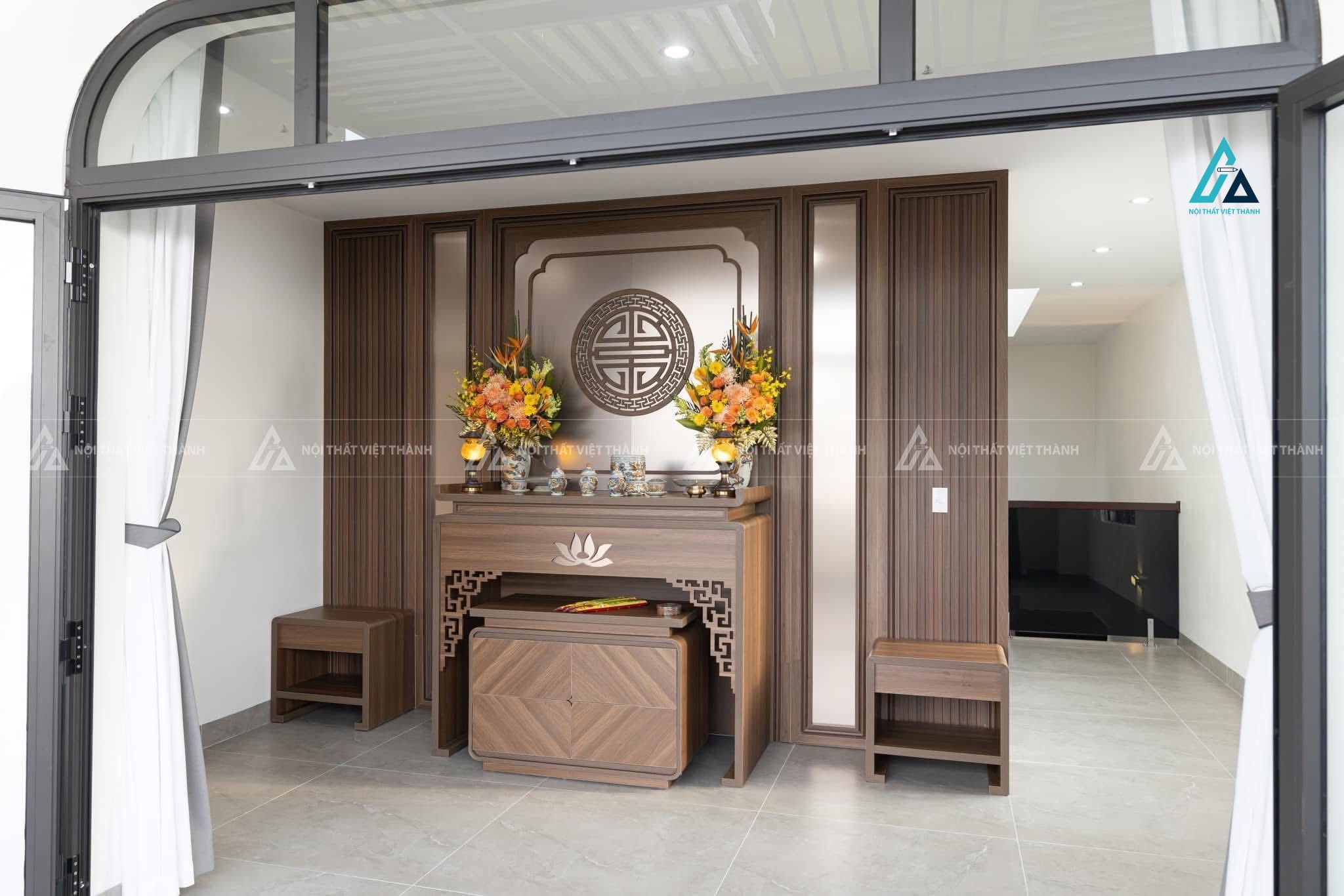 Mẫu thiết kế nội thất phòng thờ gỗ xám với vách phía sau tối giản
