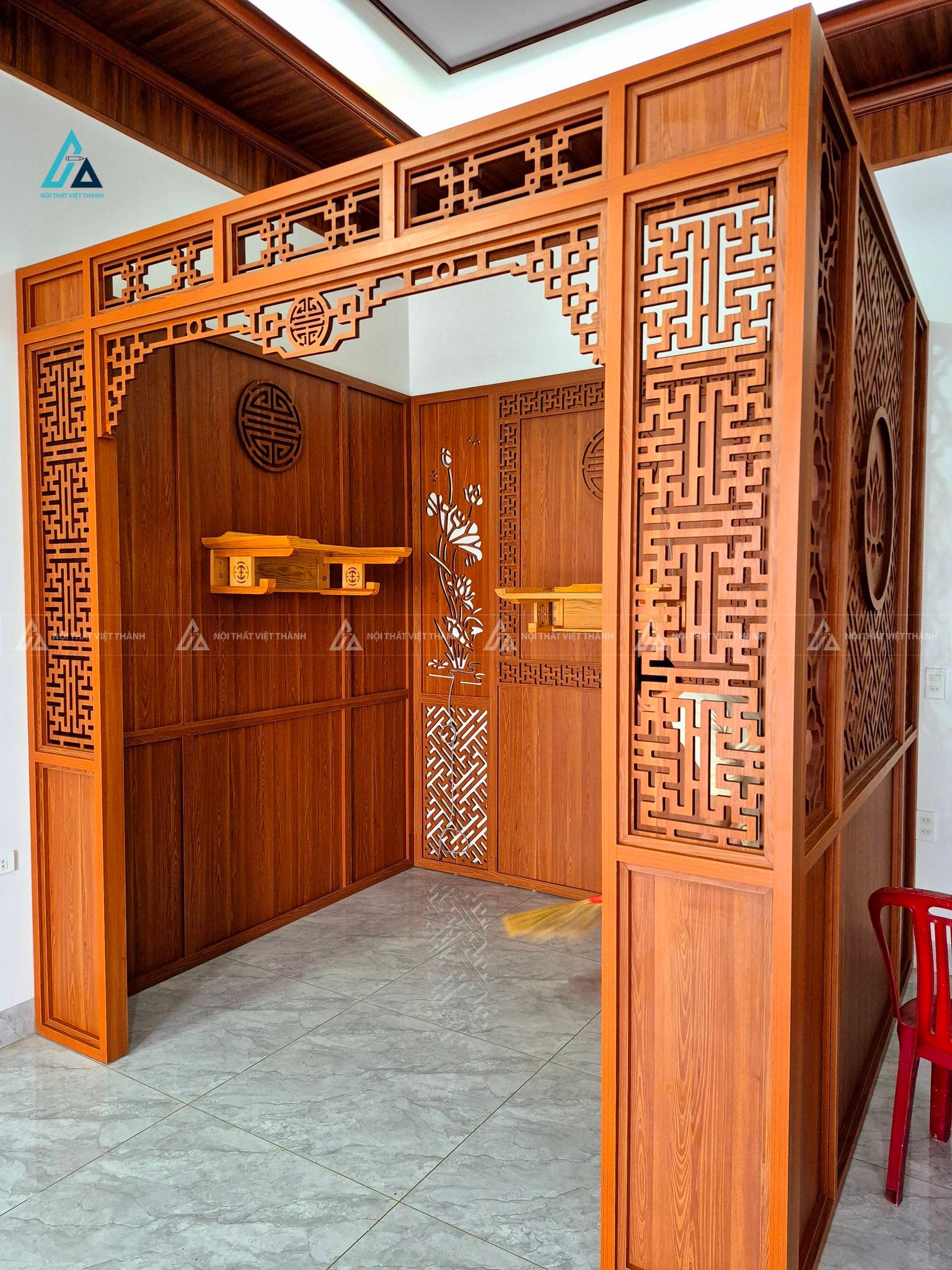 Mẫu thiết kế nội thất phòng thờ gỗ nâu đỏ có 4 vách ngăn chạm khắc tinh xảo