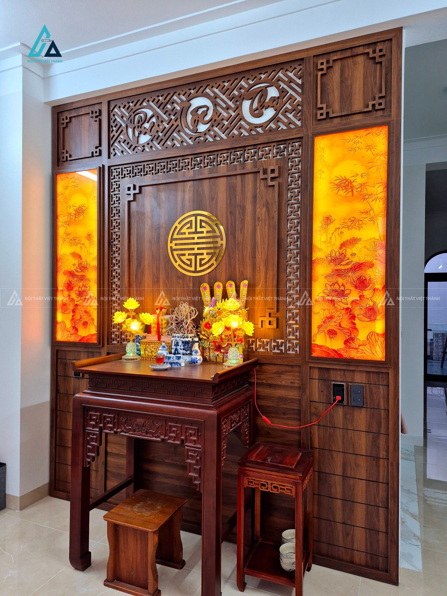 Mẫu thiết kế nội thất phòng thờ gỗ nâu trầm có đèn led vàng ấm cúng
