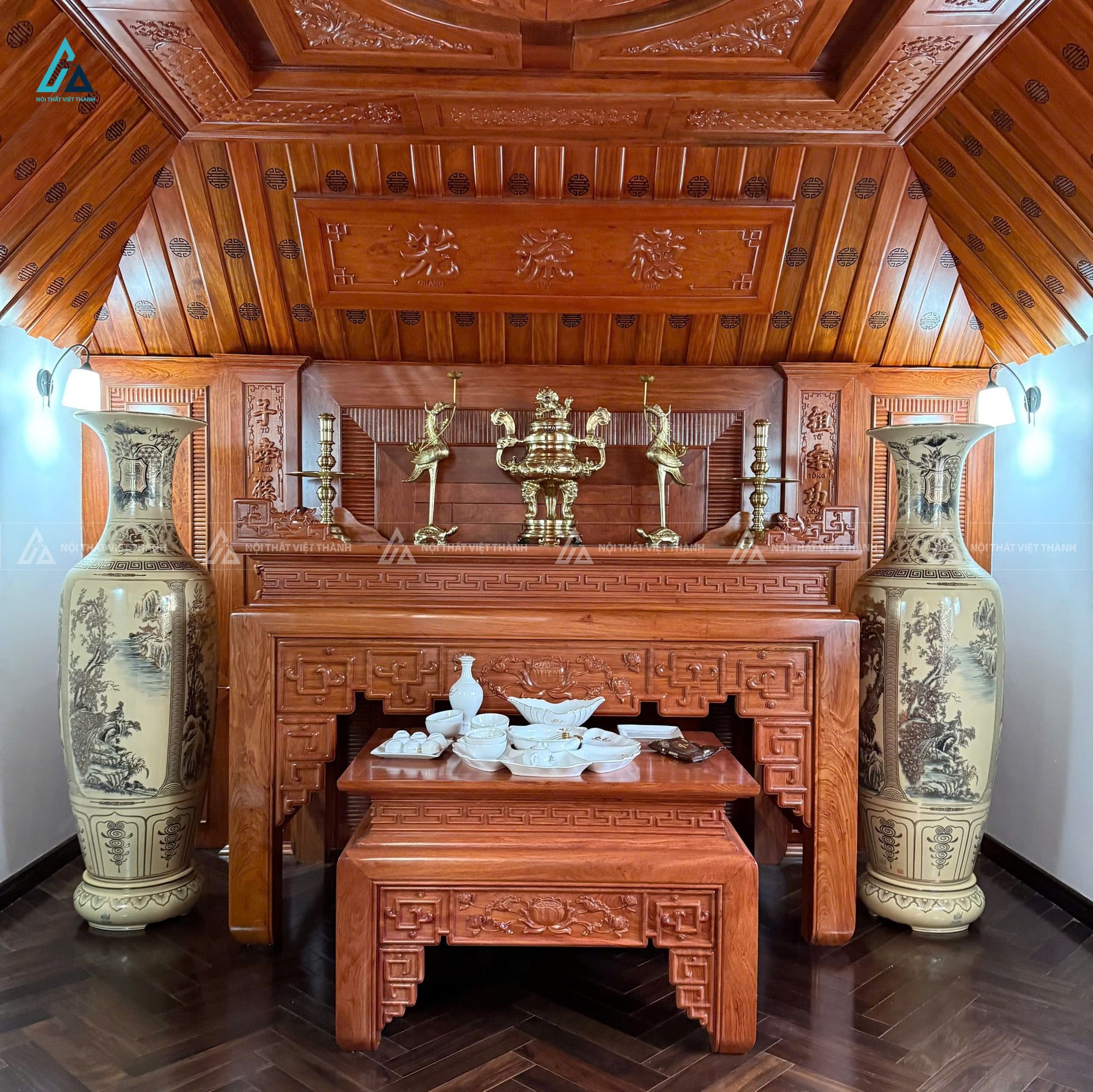 Mẫu thiết kế nội thất phòng thờ gỗ nâu đỏ chạm trổ tinh xảo