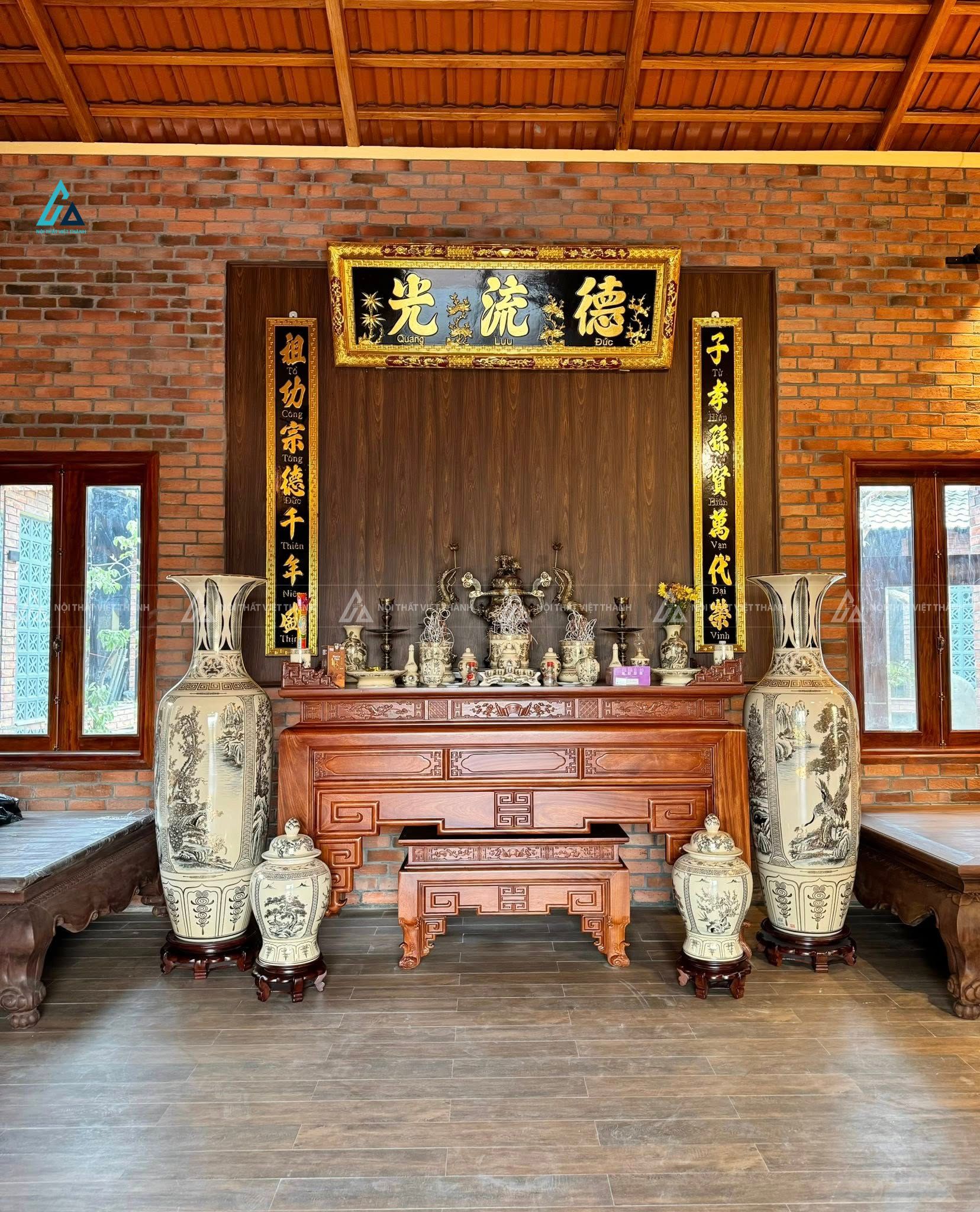 Mẫu thiết kế nội thất phòng thờ gỗ nâu đỏ với bàn thờ lớn trang nghiêm