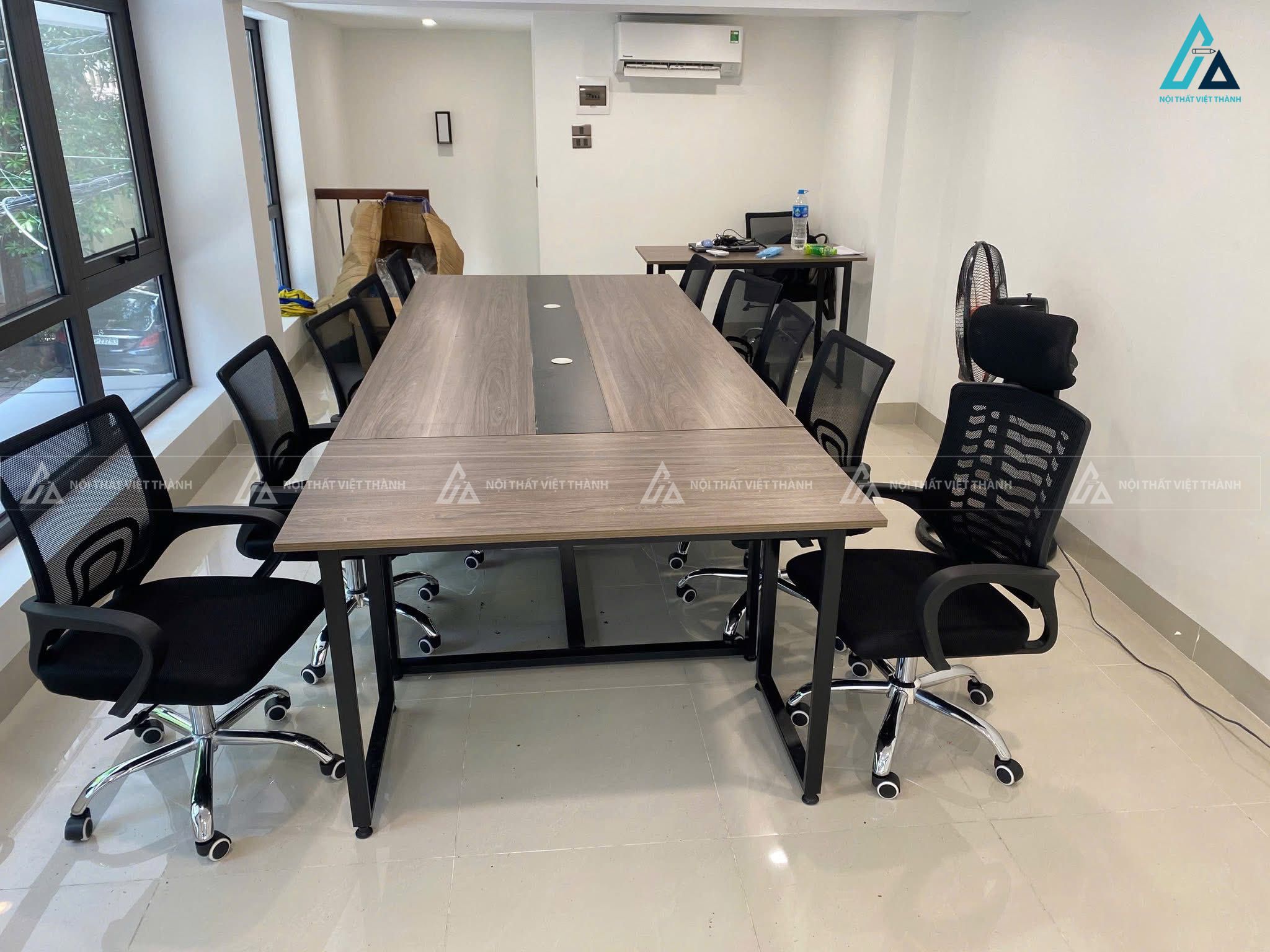 Mẫu thiết kế nội thất văn phòng với bàn họp cho doanh nghiệp nhỏ