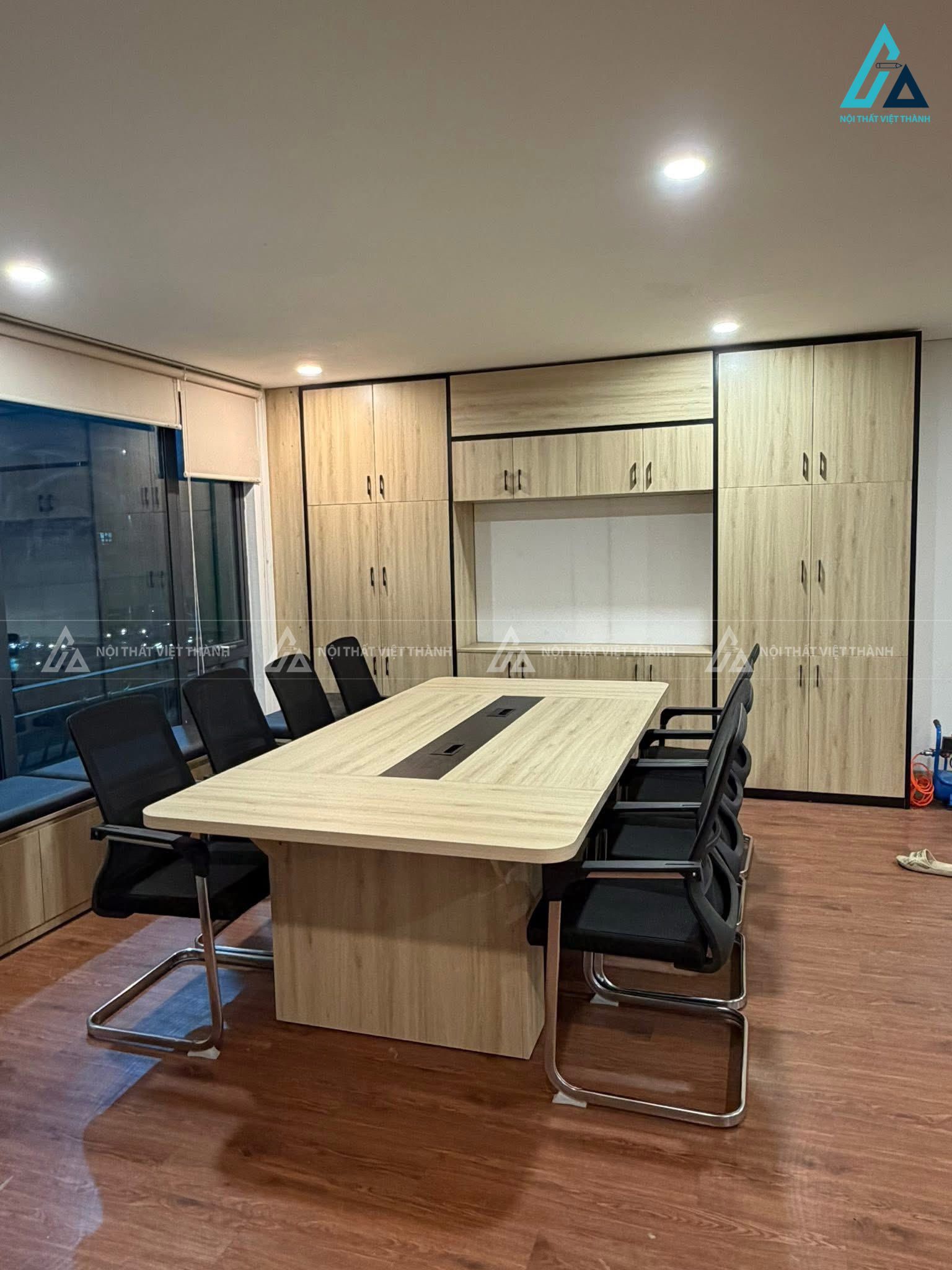 Mẫu thiết kế nội thất văn phòng với bàn họp và tủ kệ đồng bộ