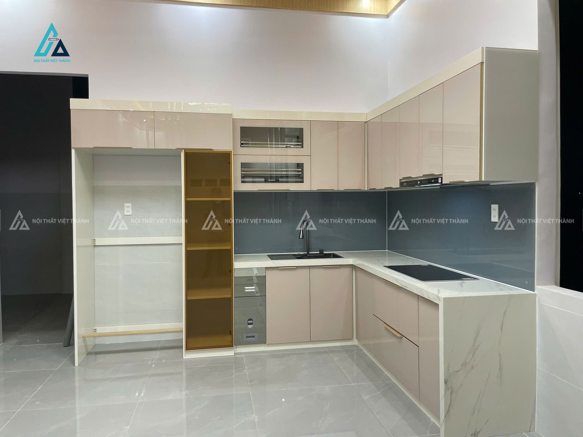 Mẫu thiết kế tủ bếp hồng be mặt đá