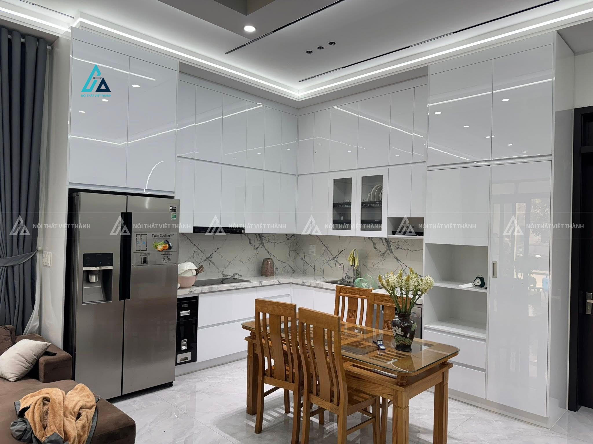 Mẫu thiết kế tủ bếp xám sáng bóng kịch trần