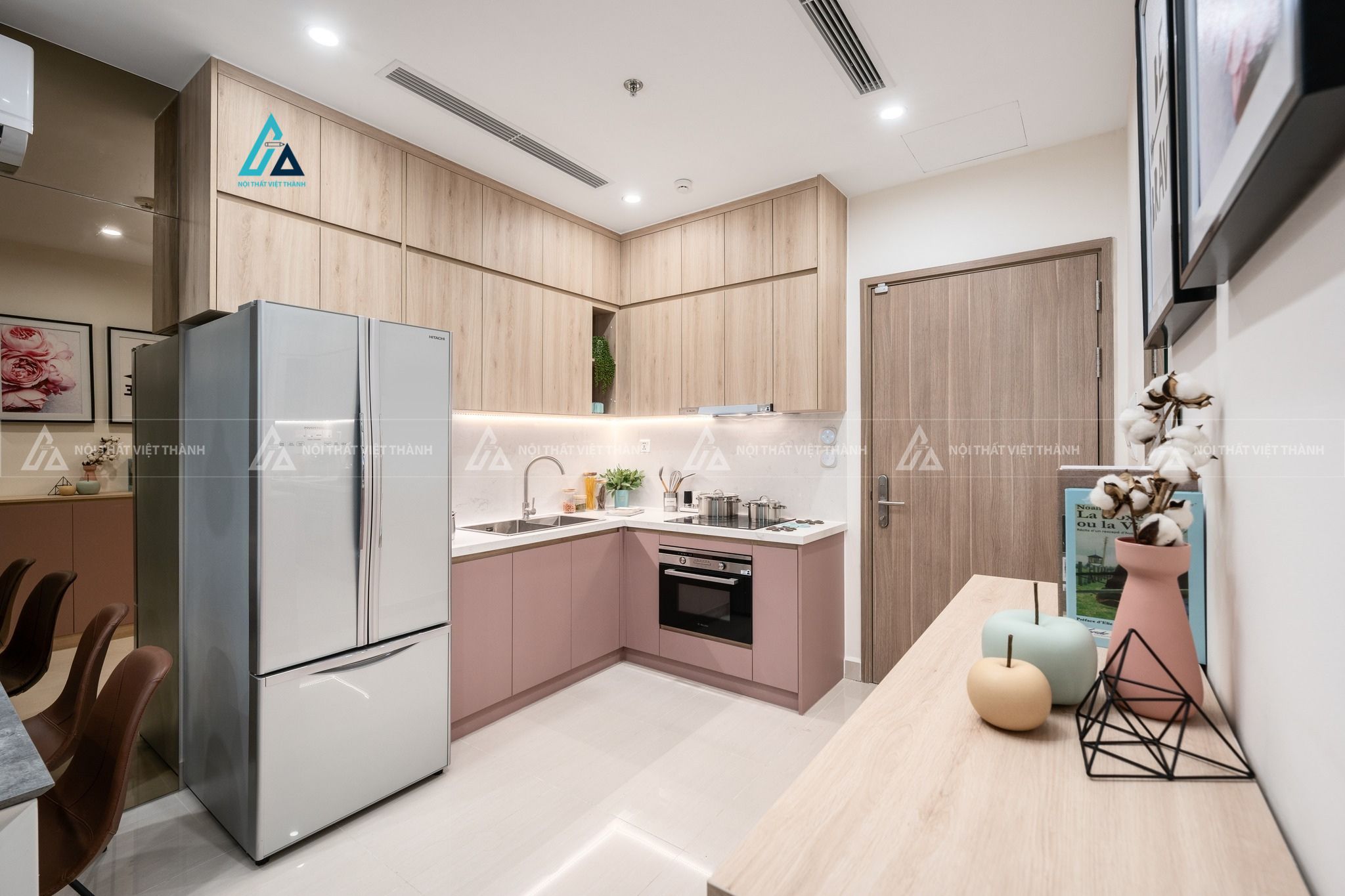 Mẫu thiết kế tủ bếp vân gỗ nâu hồng kịch trần