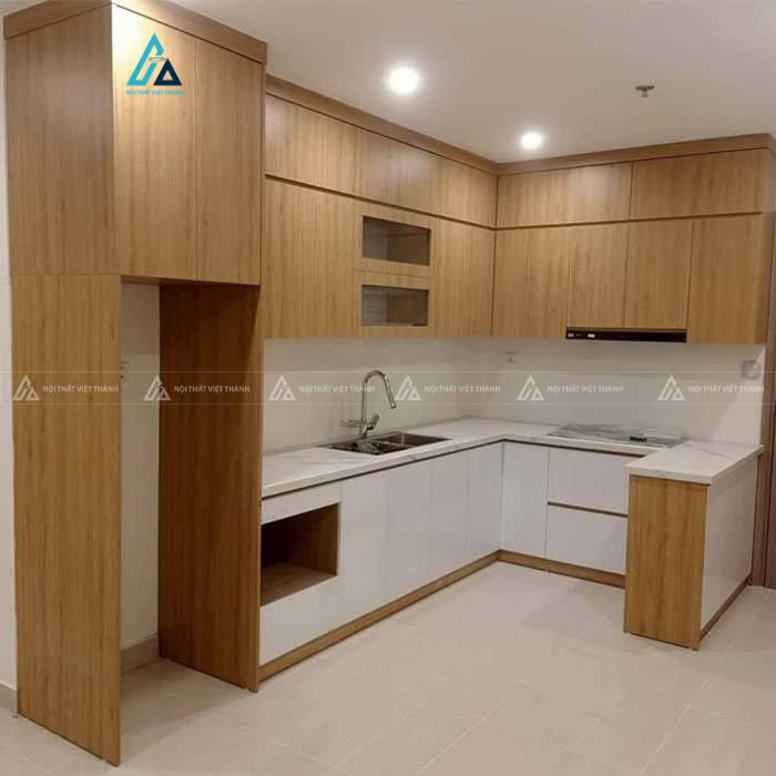 Mẫu thiết kế tủ bếp vân gỗ vàng trắng kịch trần