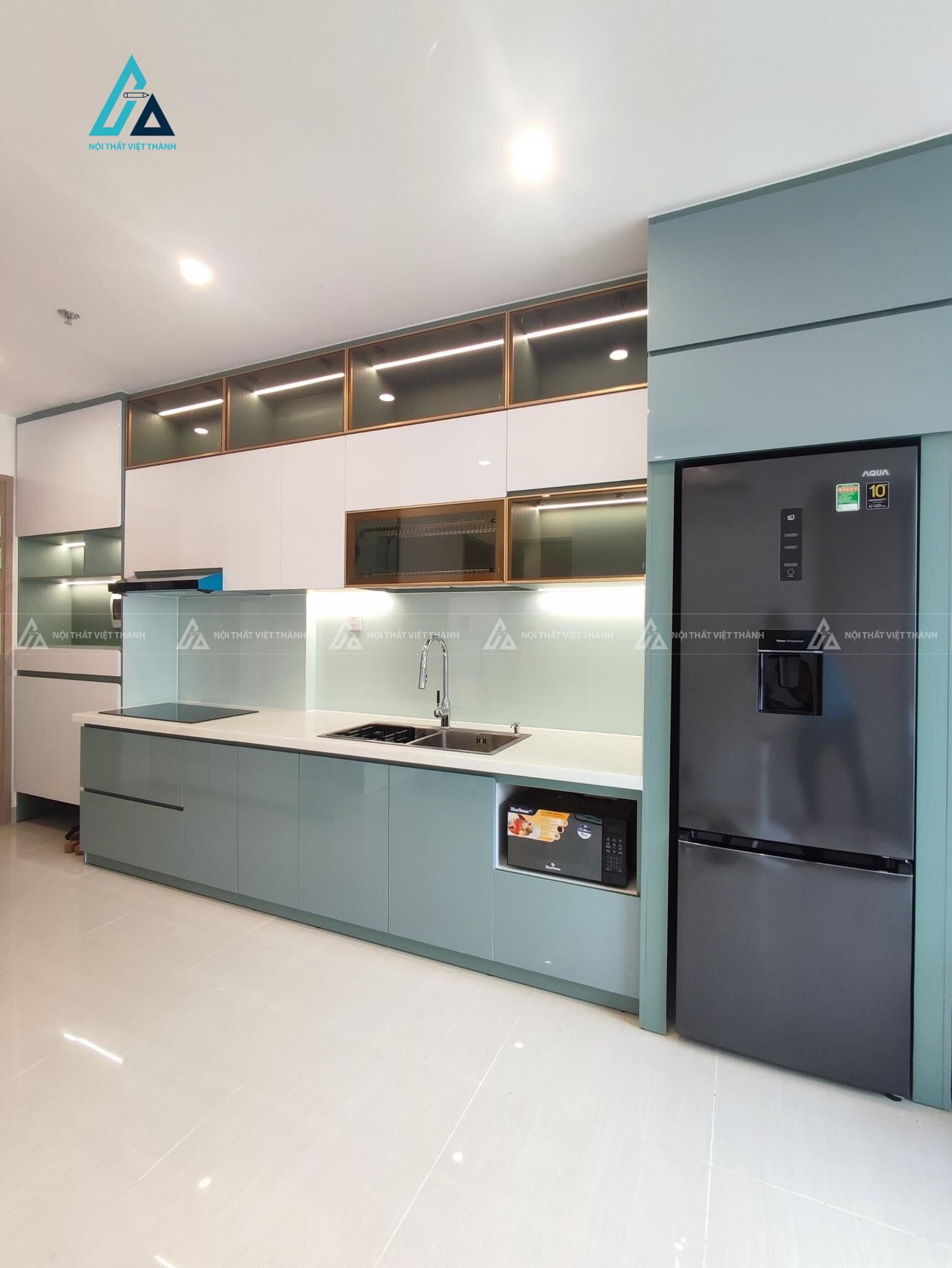 Mẫu thiết kế tủ bếp Acrylic trắng xanh kịch trần chữ I