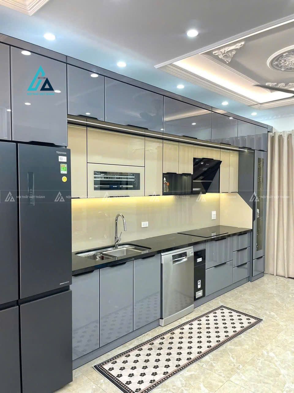 Mẫu thiết kế tủ bếp Acrylic xám phối đèn led chữ I