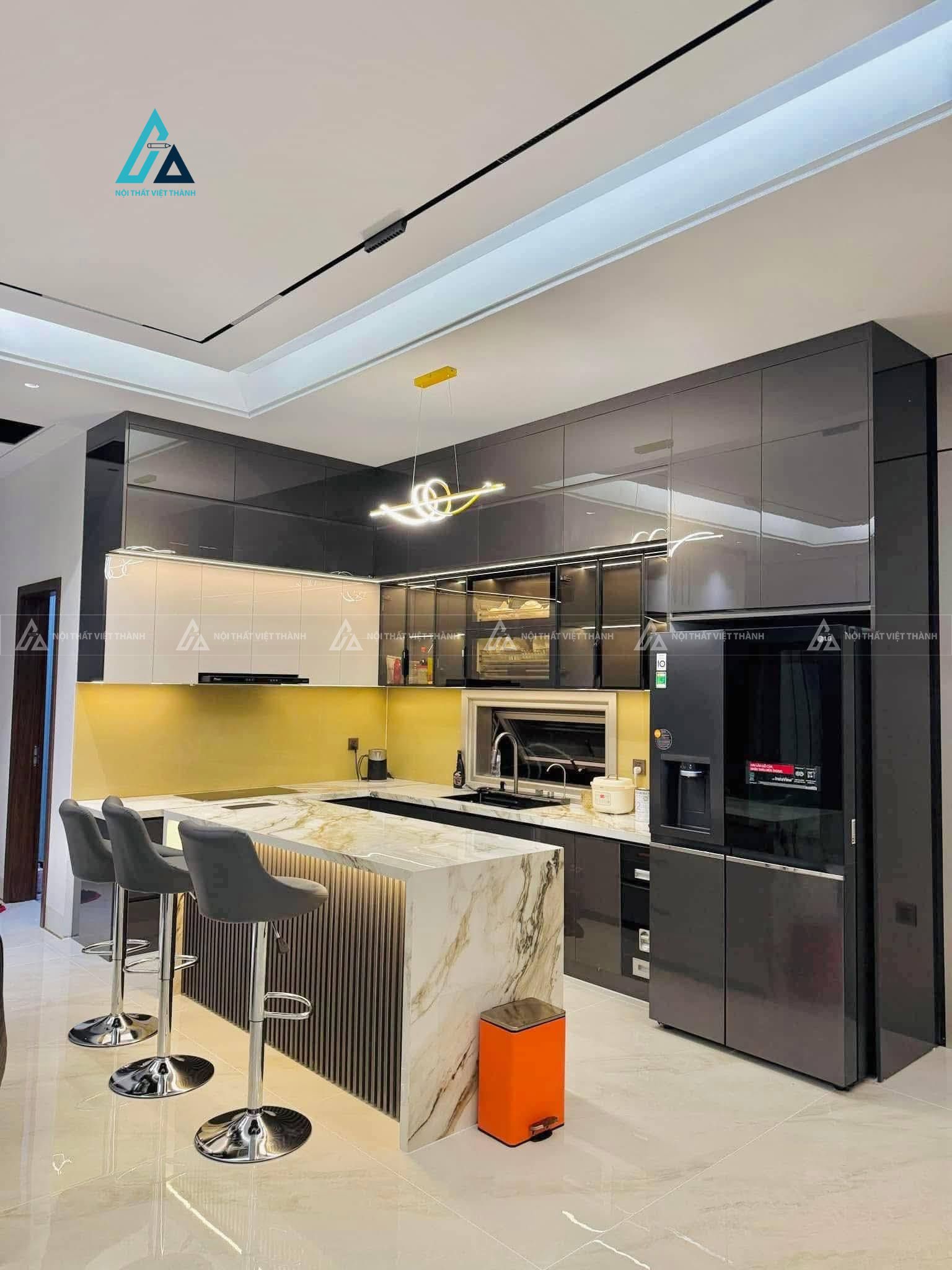 Mẫu thiết kế tủ bếp Acrylic xám kết hợp đảo bếp