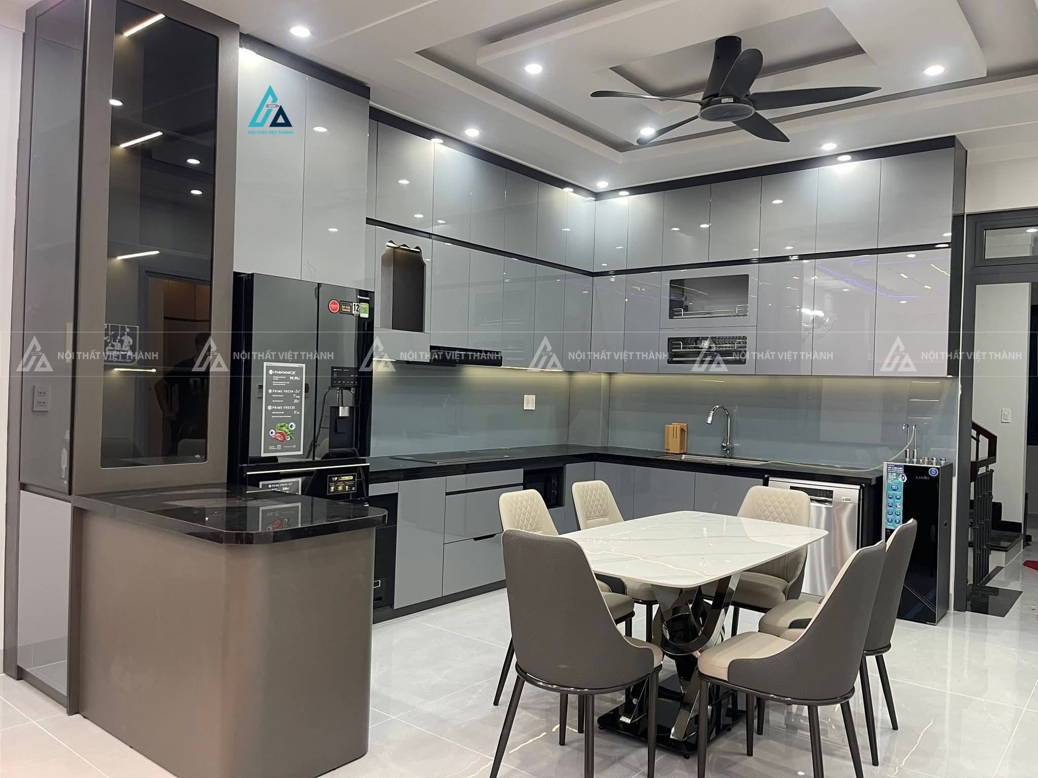 Mẫu thiết kế tủ bếp Acrylic xám kịch trần chữ L hiện đại