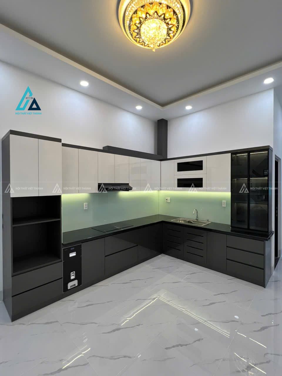 Mẫu thiết kế tủ bếp Acrylic trắng đen chữ L
