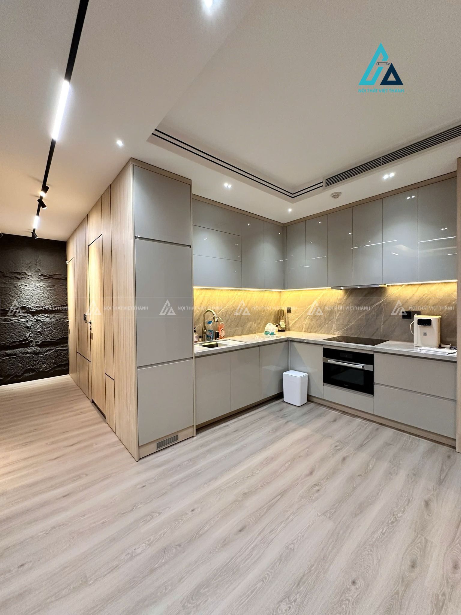 Mẫu thiết kế tủ bếp Acrylic màu be kịch trần