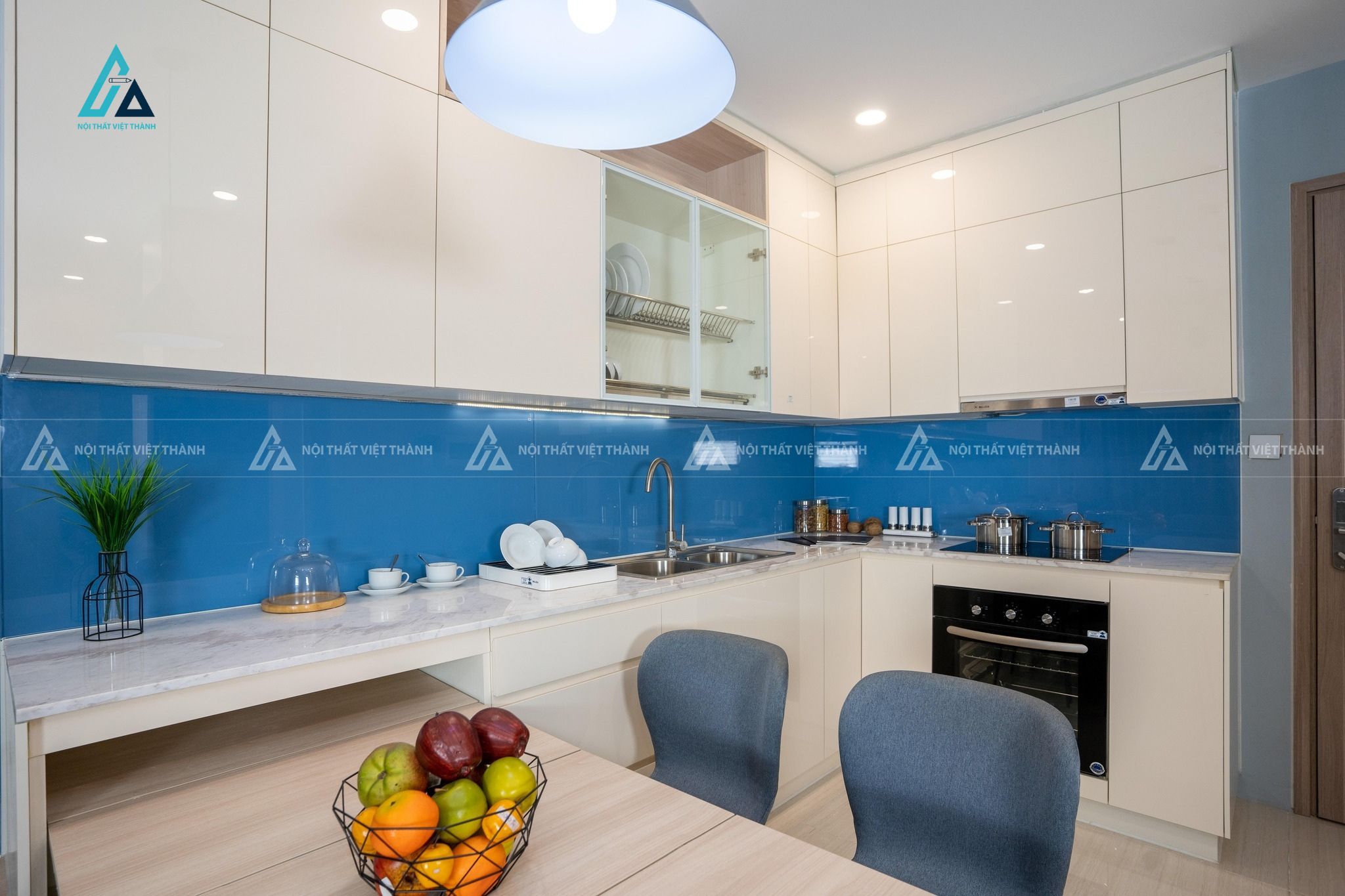 Mẫu thiết kế tủ bếp Acrylic trắng kịch trần phối kính chữ L