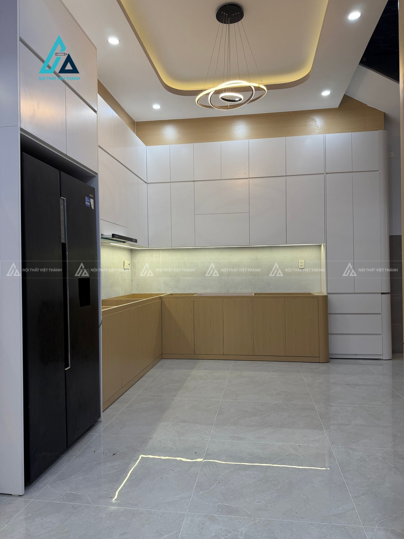 Mẫu thiết kế tủ bếp gỗ công nghiệp trắng nâu phối đèn led