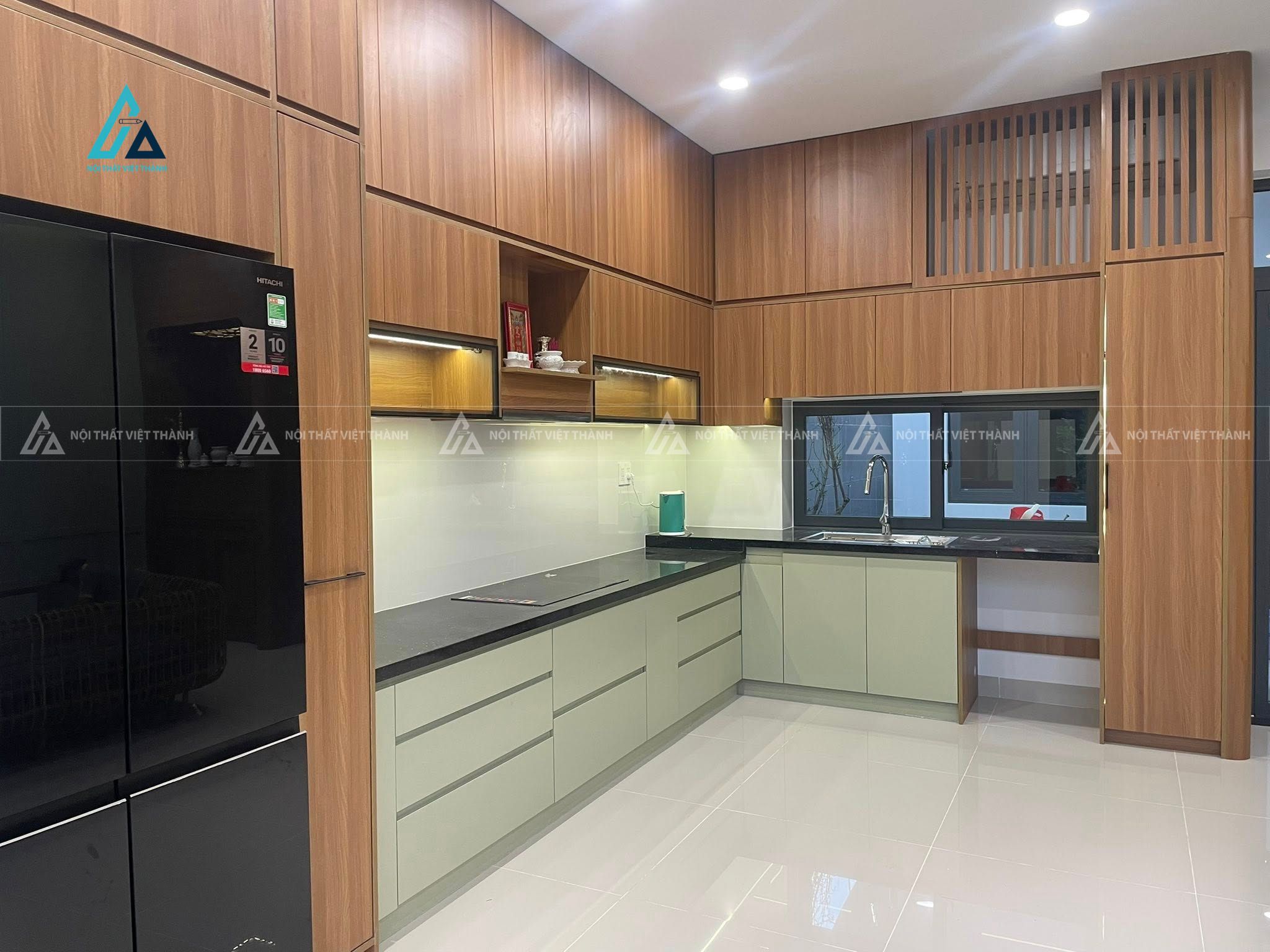 Mẫu thiết kế tủ bếp gỗ công nghiệp nâu xanh kịch trần