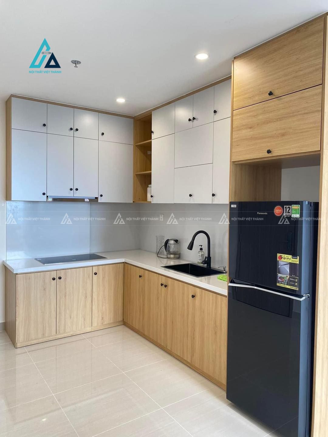 Mẫu thiết kế tủ bếp gỗ công nghiệp trắng vân gỗ kịch trần