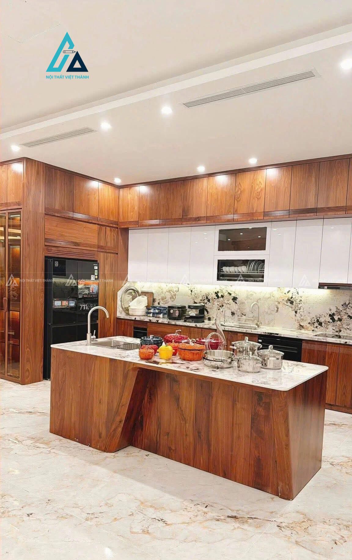 Mẫu thiết kê tủ bếp gỗ tự nhiên nâu đỏ kịch trần