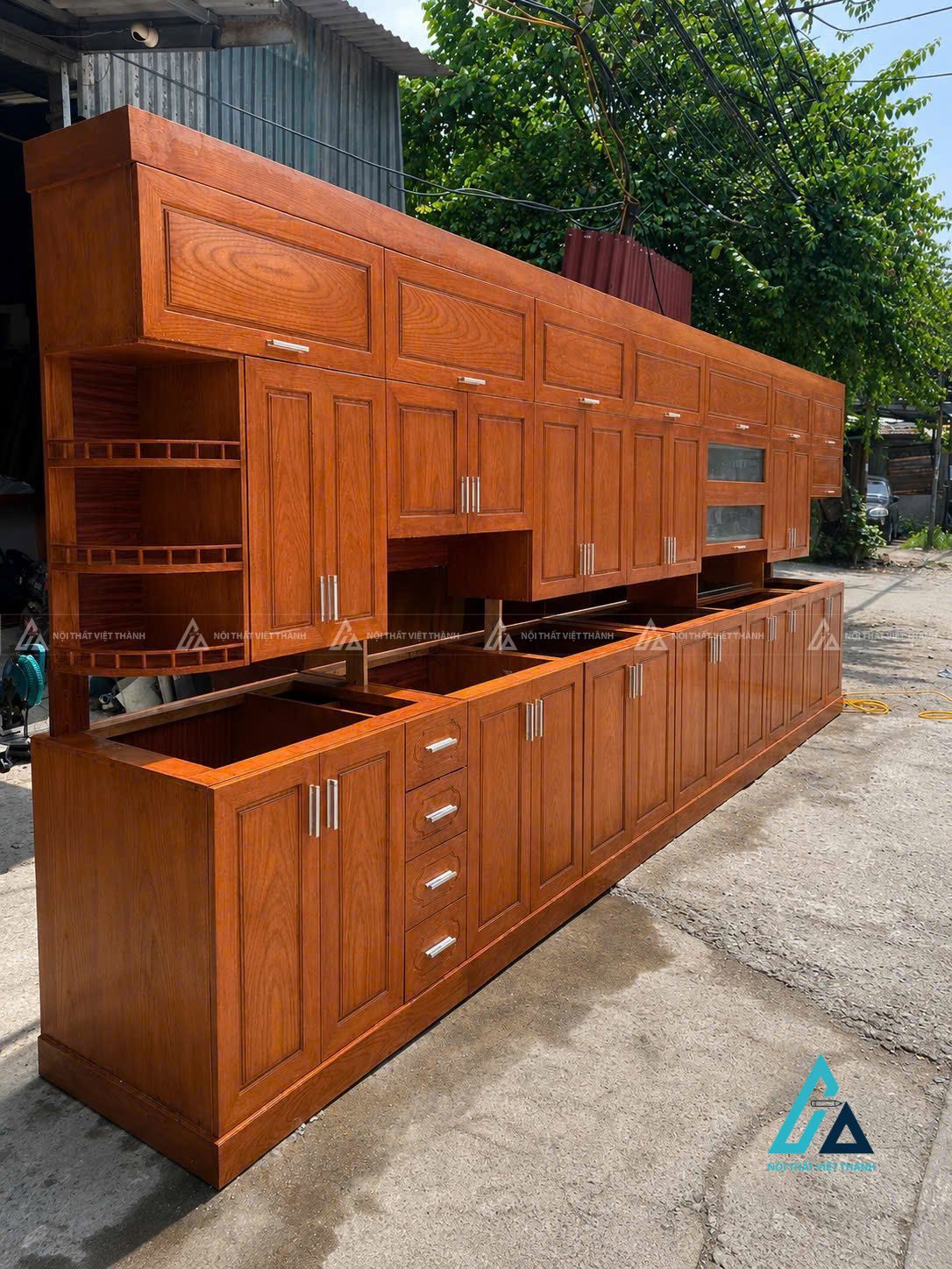 Mẫu thiết kê tủ bếp gỗ tự nhiên nâu đỏ chữ I tiện nghi