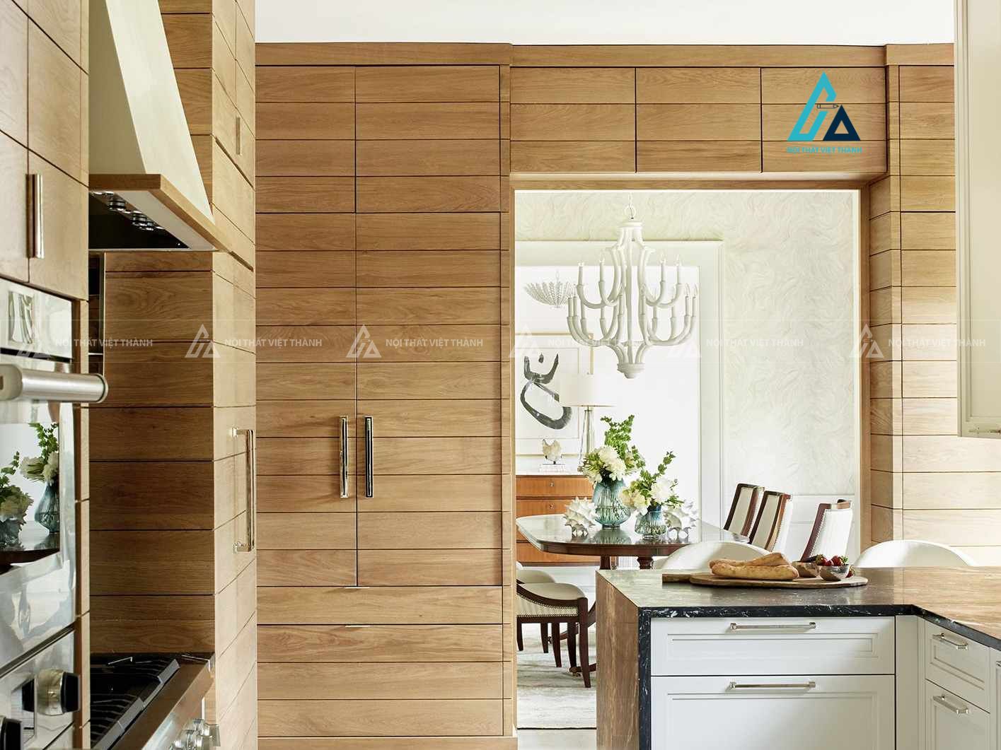 Mẫu thiết kê tủ bếp gỗ tự nhiên kịch trần nhiều tủ lưu trữ