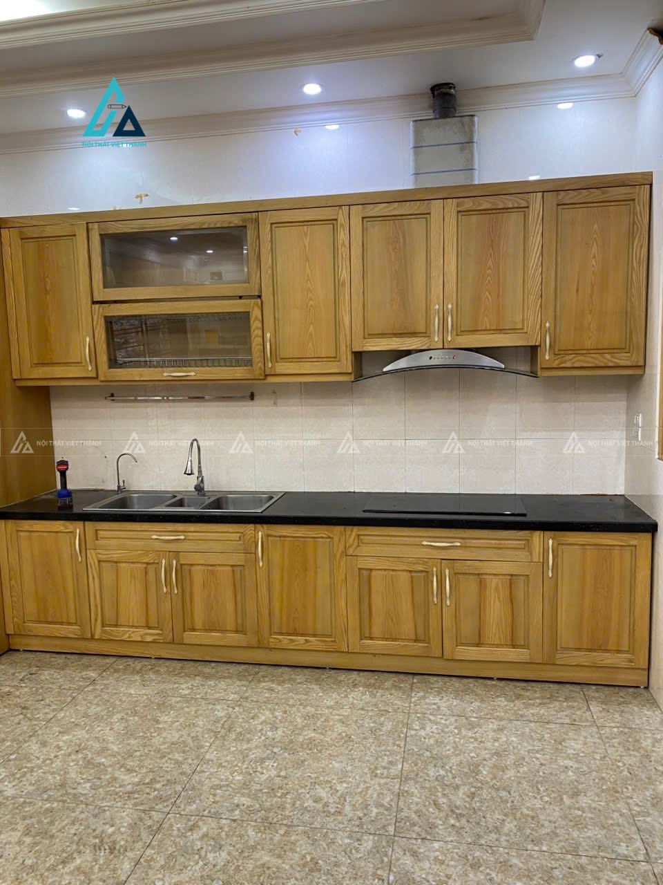 Mẫu thiết kê tủ bếp gỗ tự nhiên vàng chữ I mặt đá
