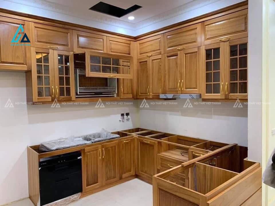 Mẫu thiết kê tủ bếp gỗ tự nhiên chữ U tiện nghi