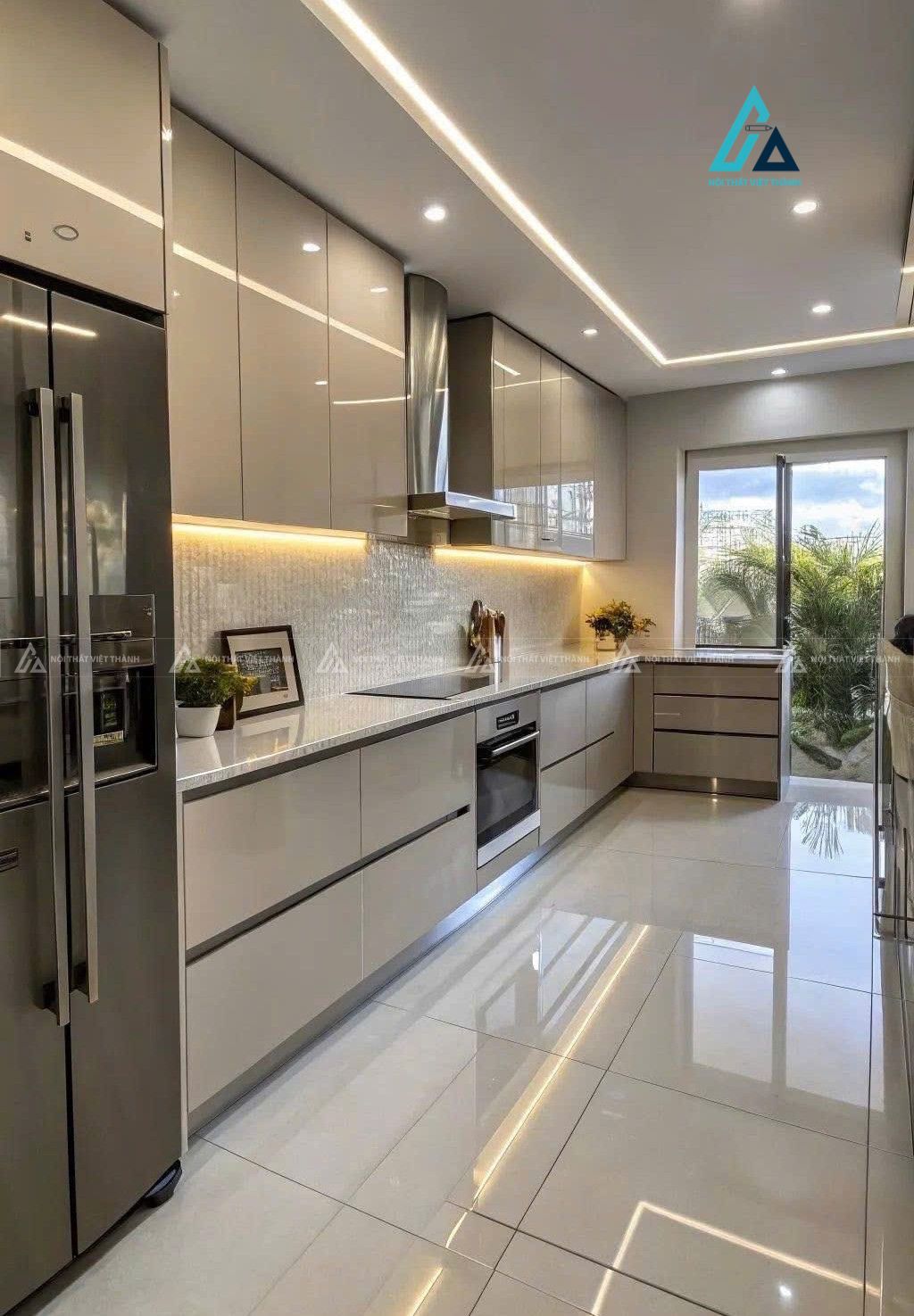 Mẫu thiết kế tủ bếp MDF be kịch trần hiện đại