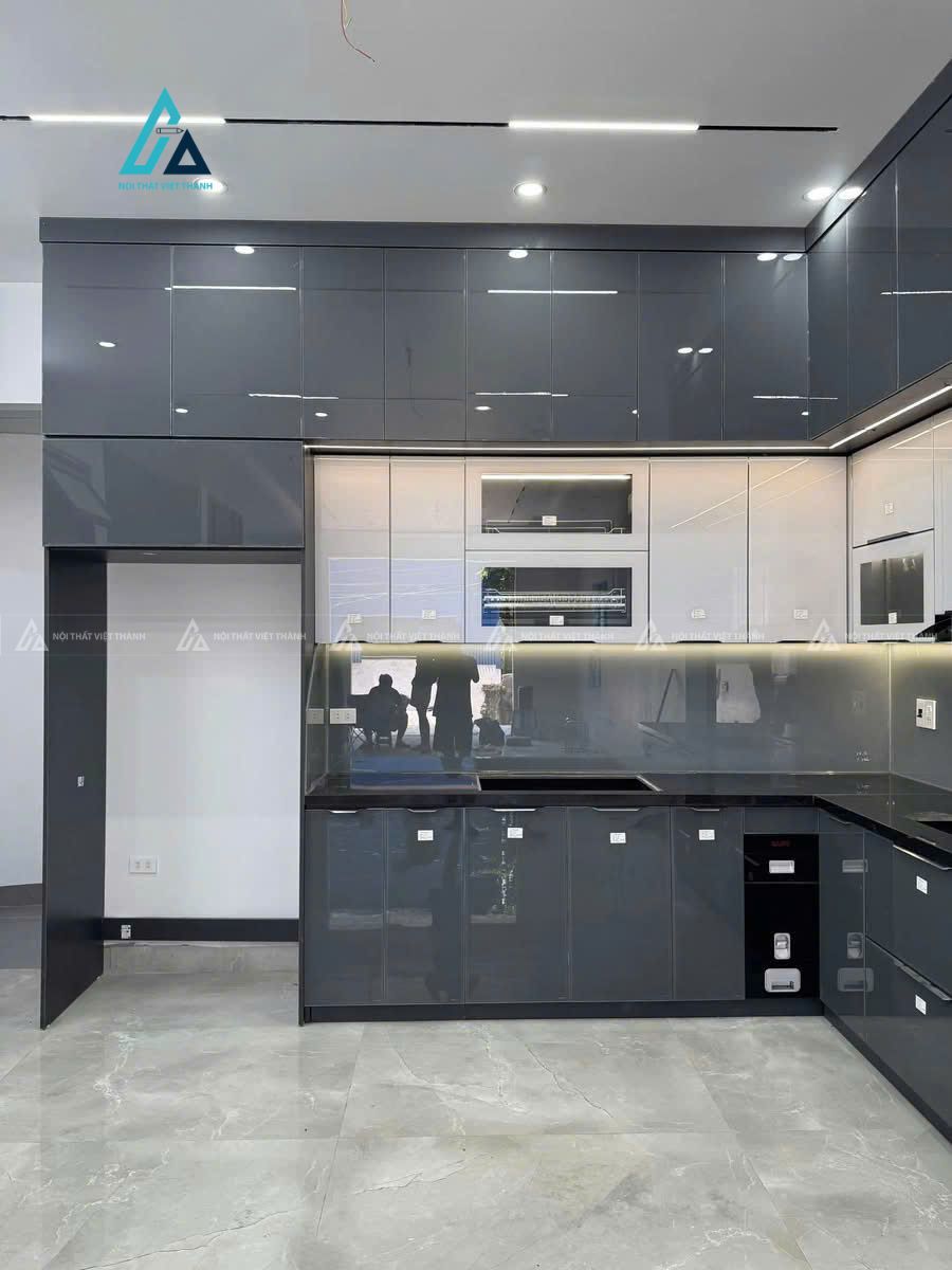 Mẫu thiết kế tủ bếp MDF phối xám trắng kịch trần