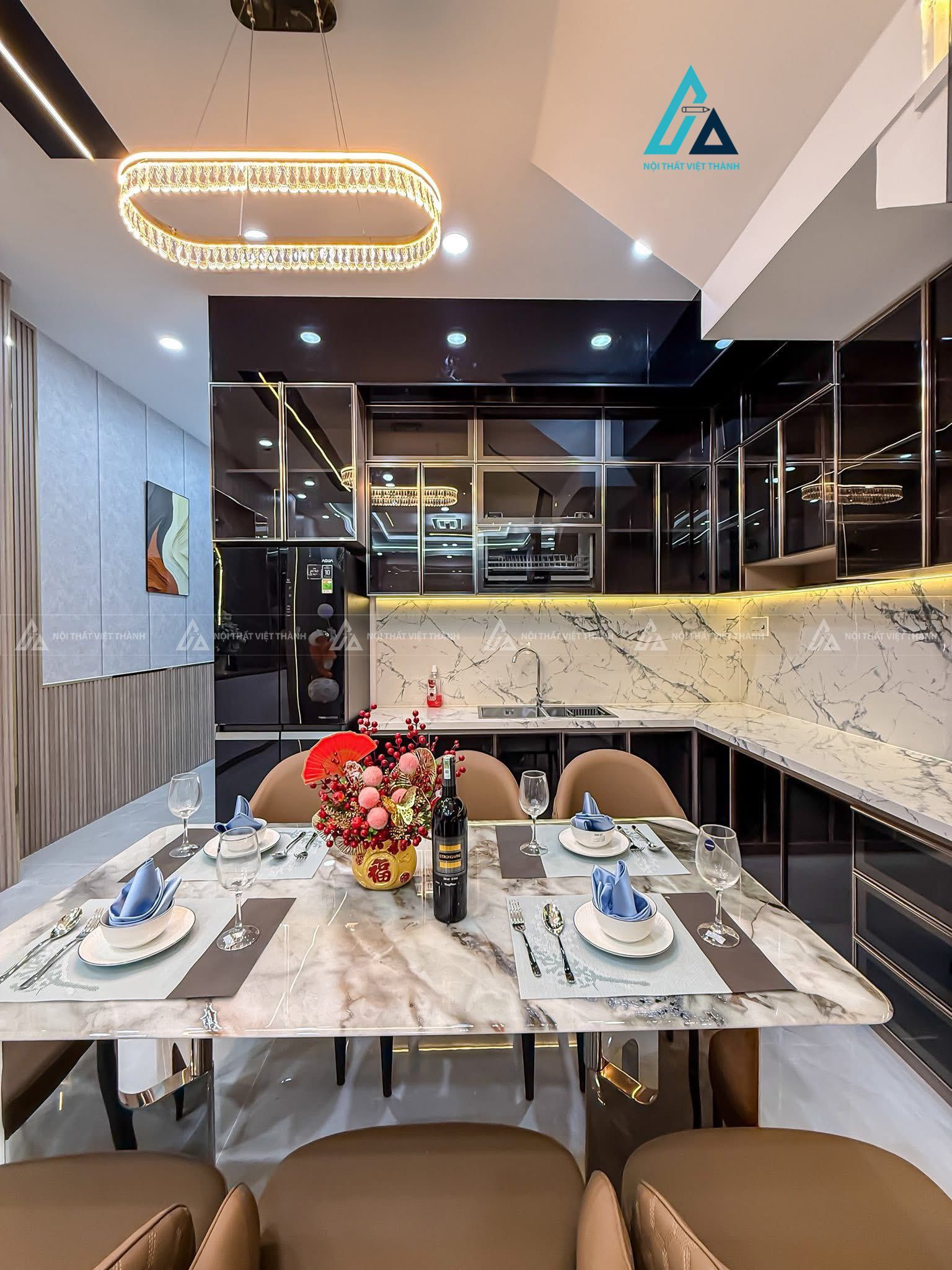 Mẫu thiết kế tủ bếp MDF đen mặt vân đá