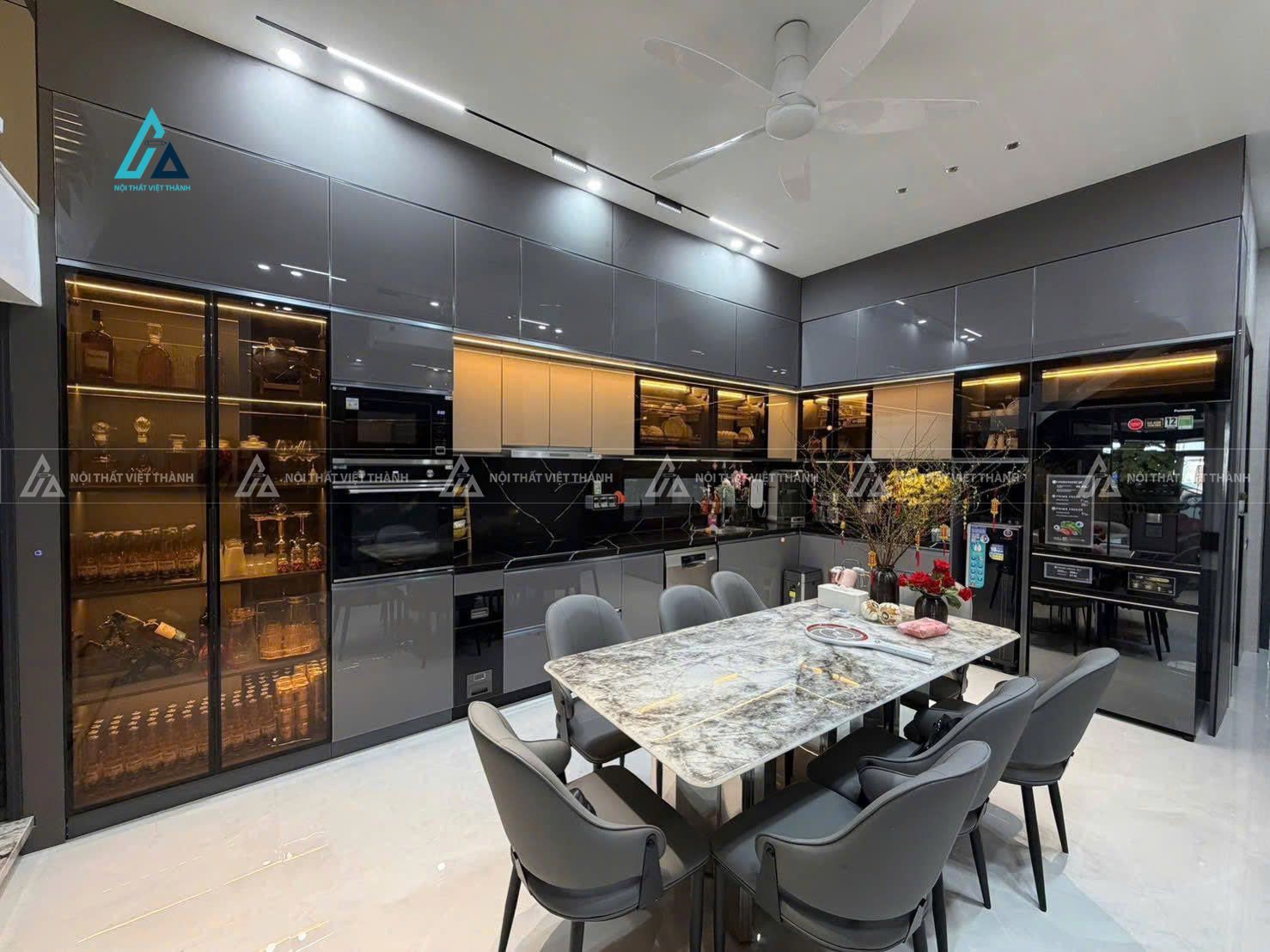 Mẫu thiết kế tủ bếp MDF đen phối kính và đèn led