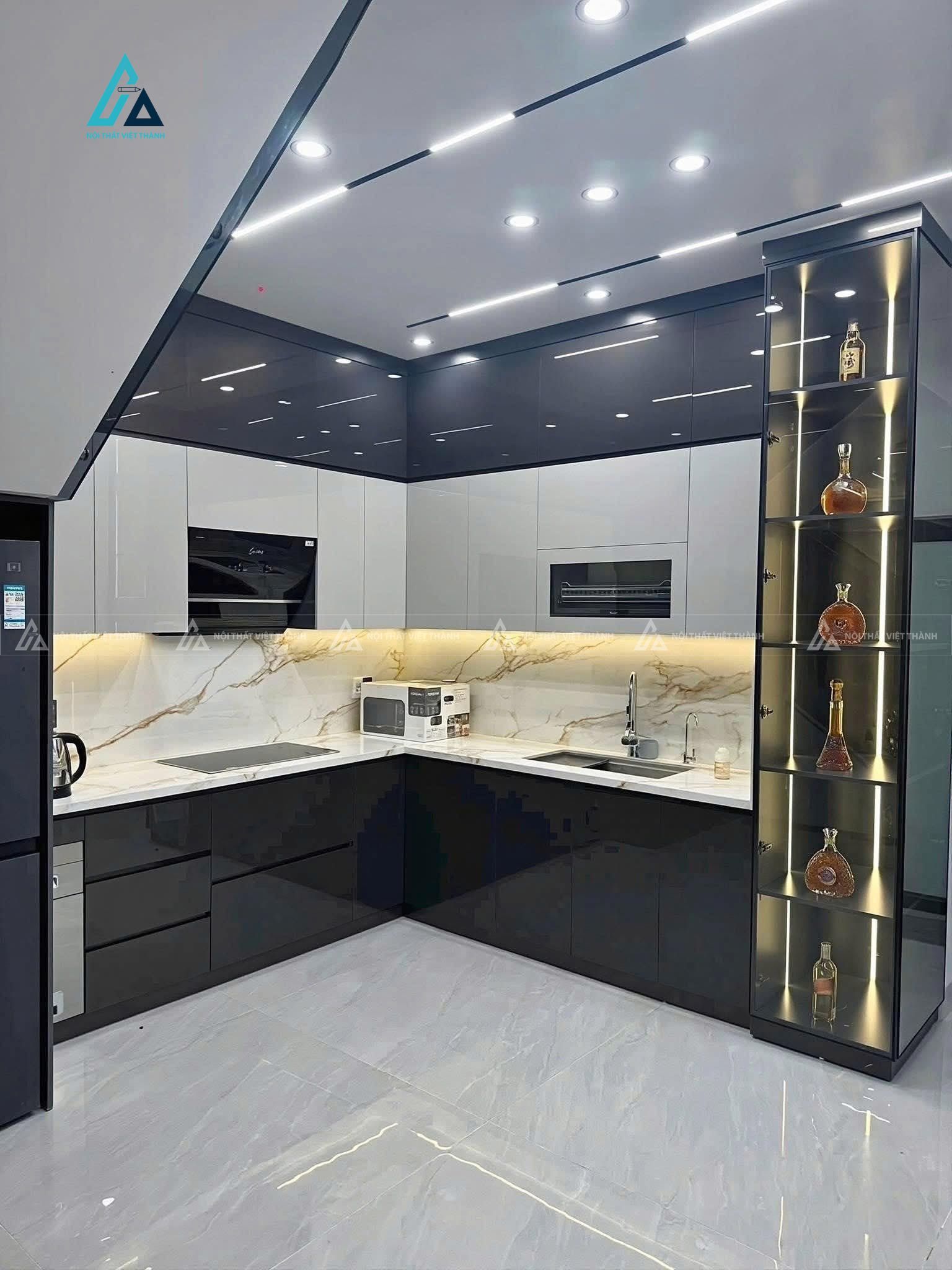 Mẫu thiết kế tủ bếp MDF xám trắng kết hợp tủ rượu