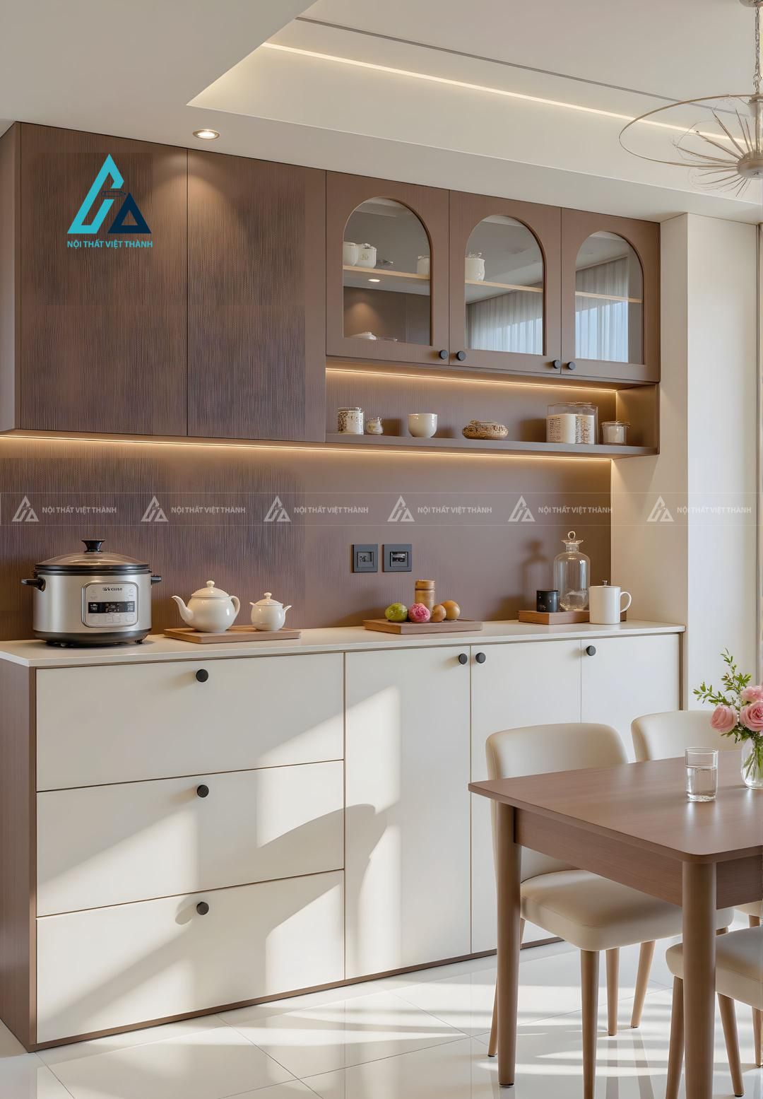 Mẫu thiết kế tủ bếp MDF nâu trắng cửa cánh kính