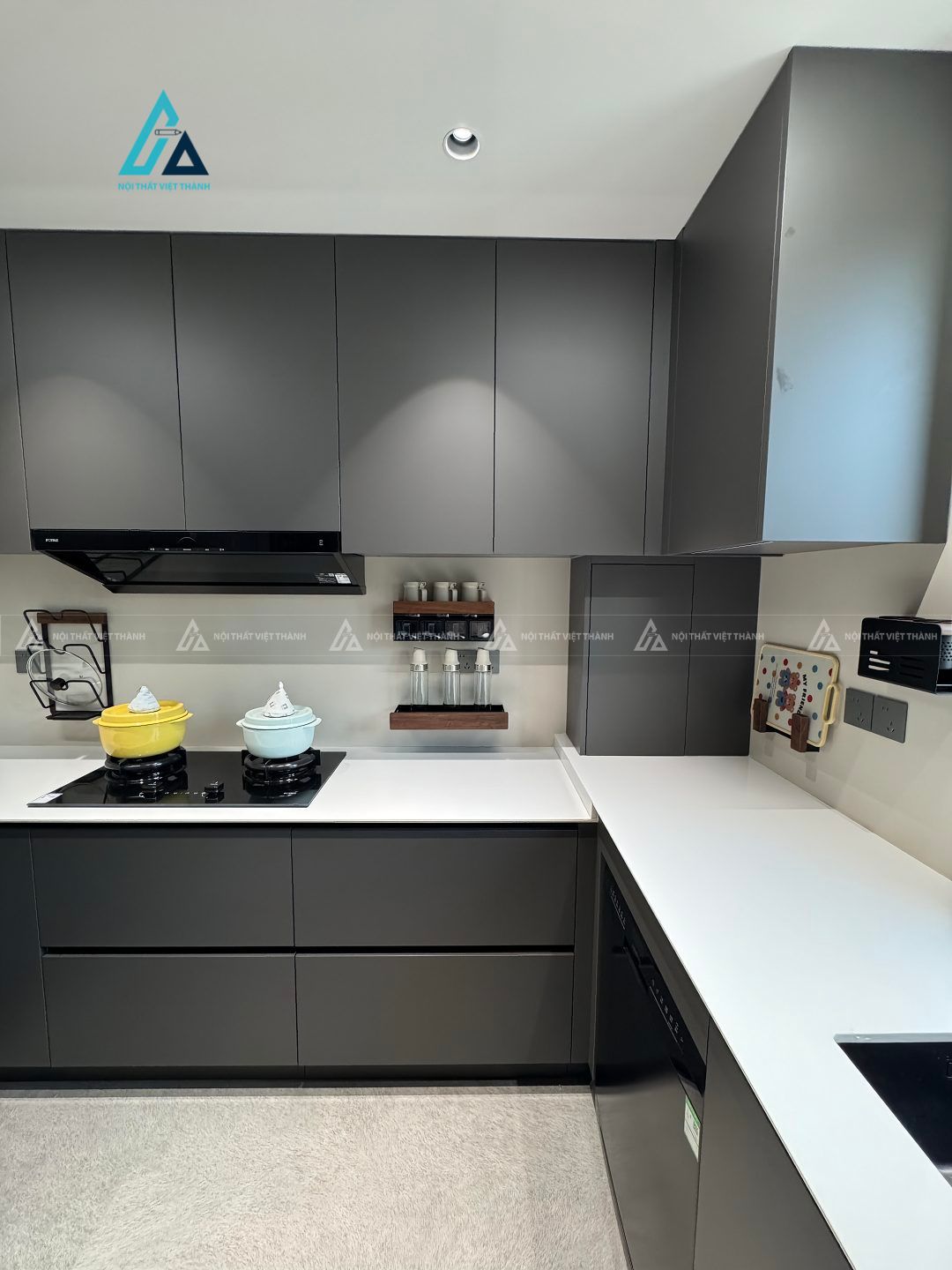 Mẫu thiết kế tủ bếp MDF xám chữ L kịch trần