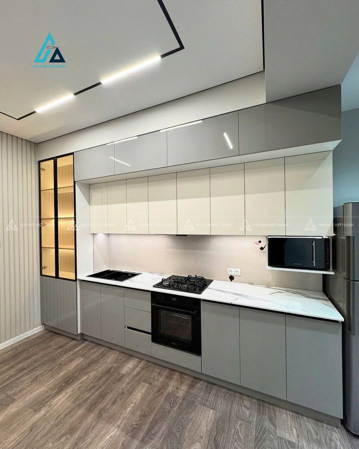 Mẫu thiết kế tủ bếp MDF xám be phối kính