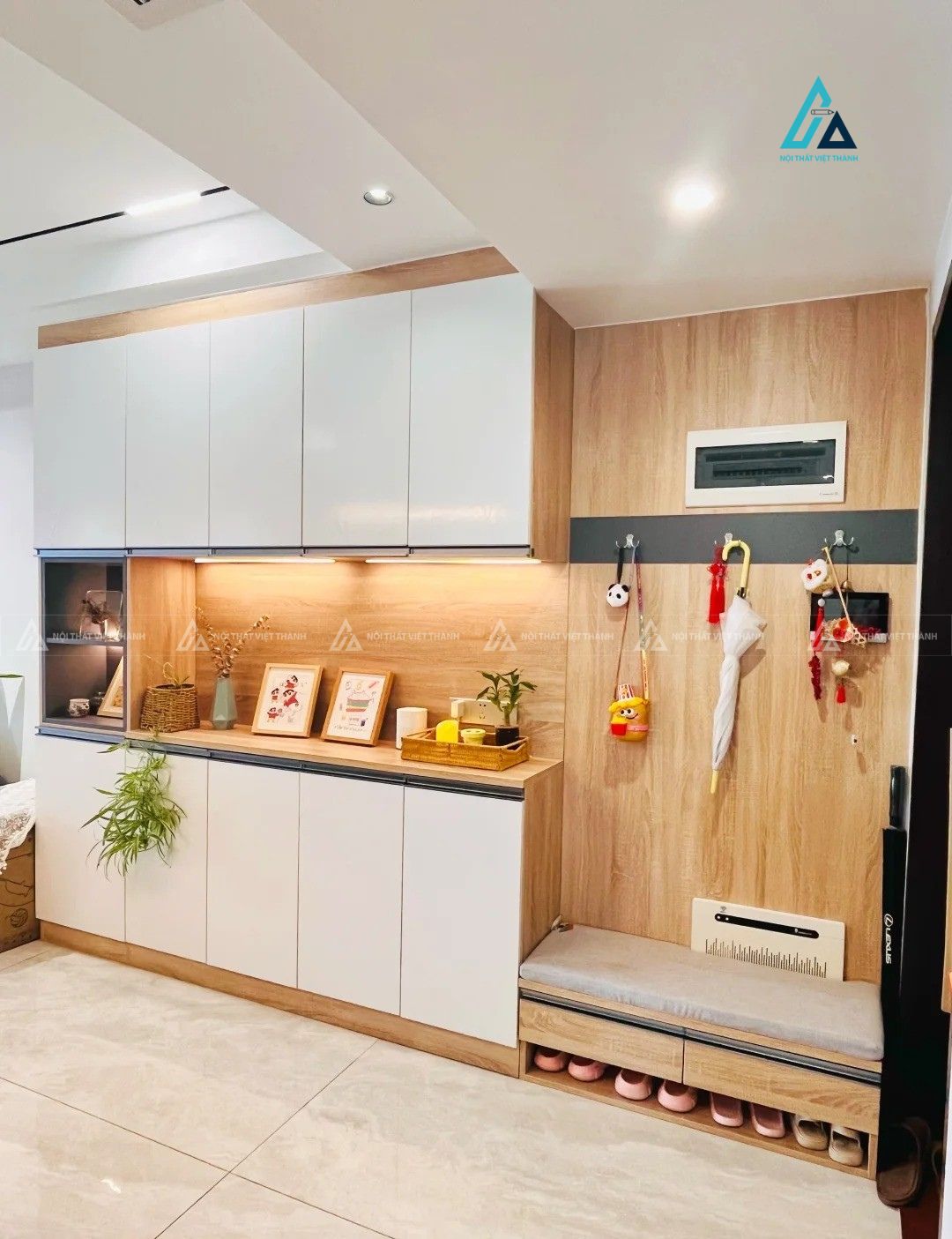 Mẫu thiết kế tủ giày dép gỗ công nghiệp trắng vàng có đèn led
