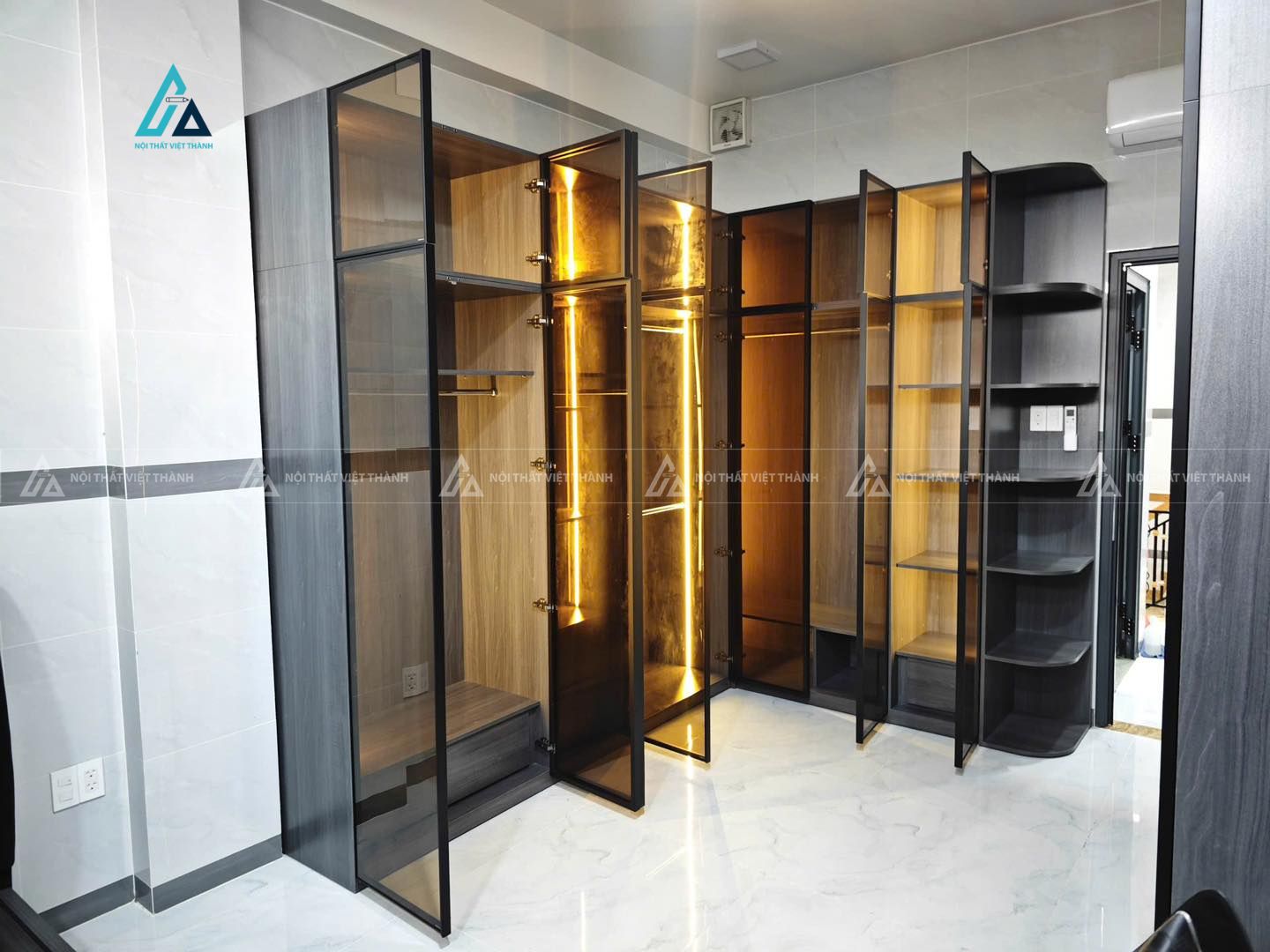 Mẫu thiết kế tủ quần áo cánh kính đen chữ L