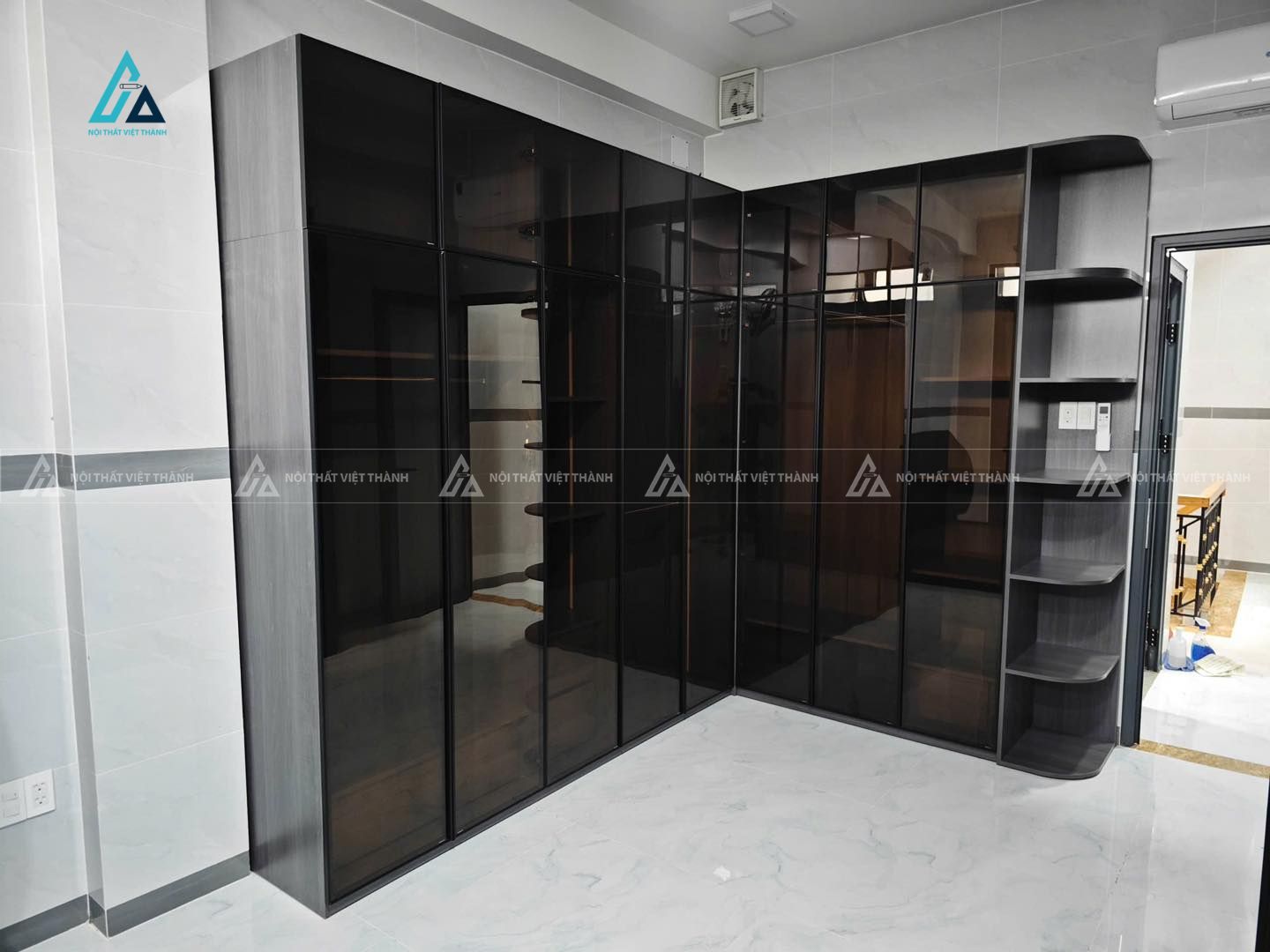 Mẫu thiết kế tủ quần áo cánh kính đen kịch trần chữ L