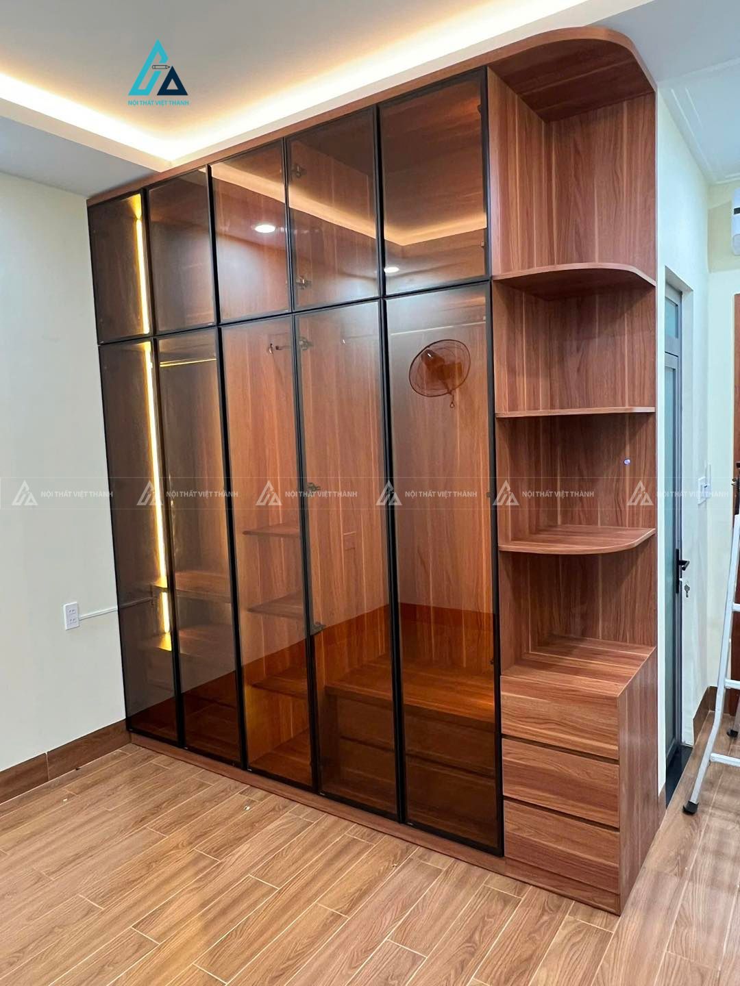 Mẫu thiết kế tủ quần áo cánh kính nâu kịch trần