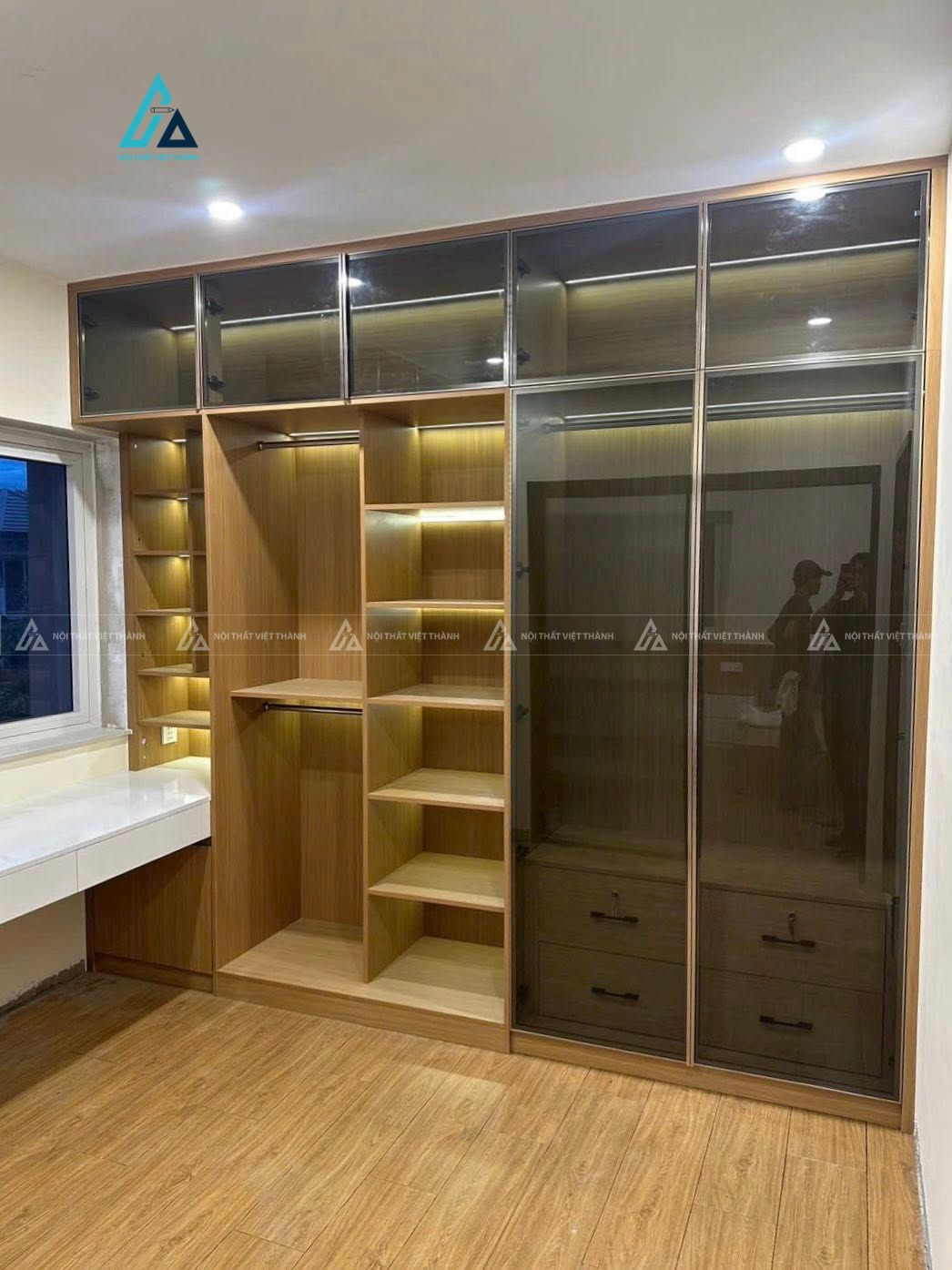 Mẫu thiết kế tủ quần áo cánh kính vân gỗ vàng có ngăn treo không cánh
