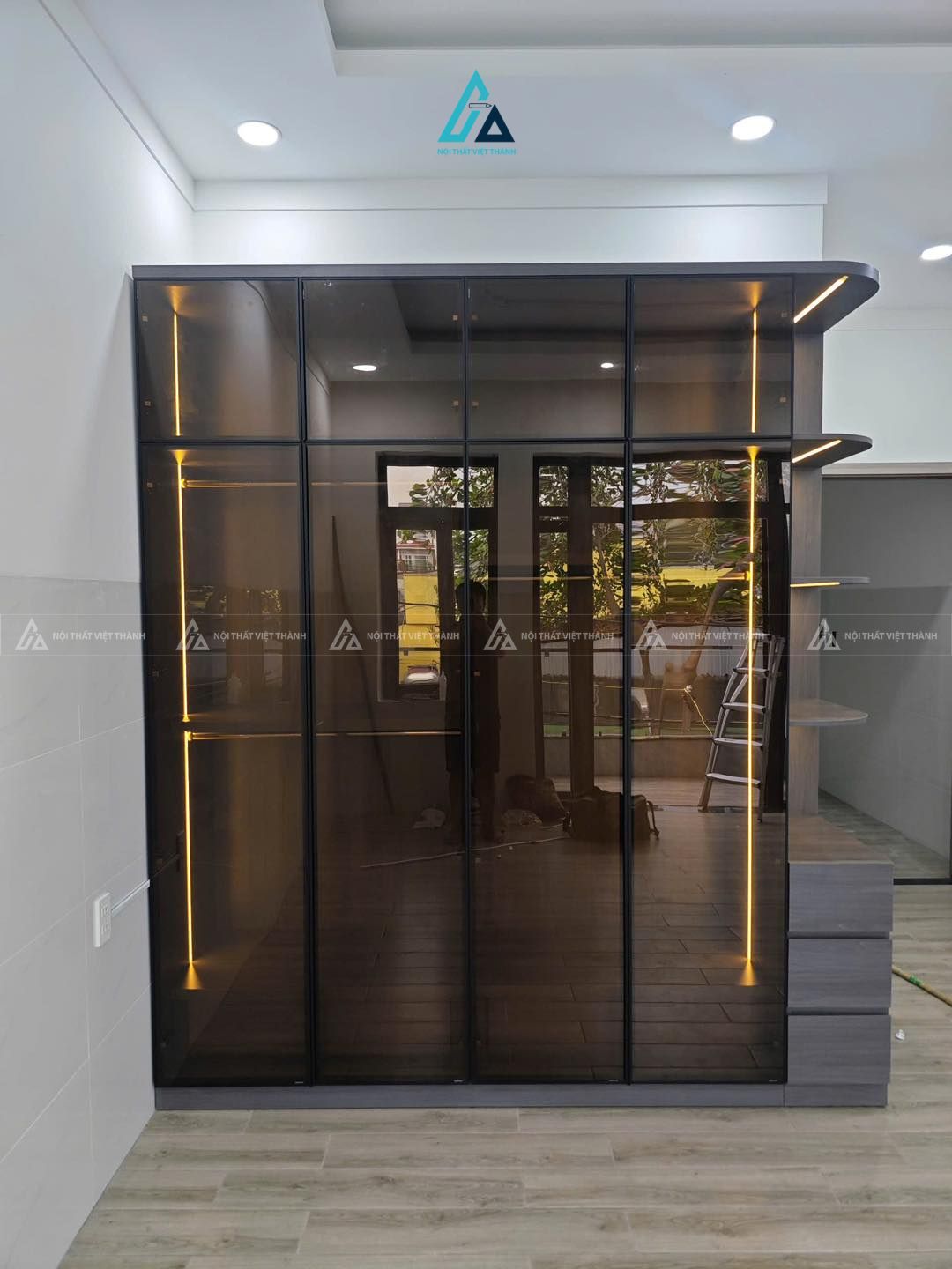 Mẫu thiết kế tủ quần áo cánh kính đen 4 cánh