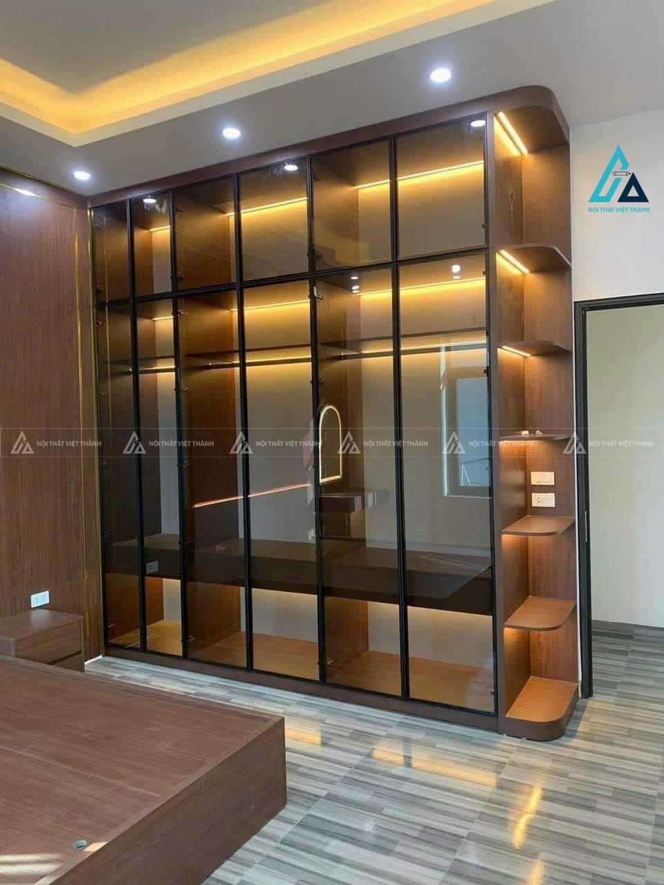 Mẫu thiết kế tủ quần áo cánh kính kịch trần có đèn led