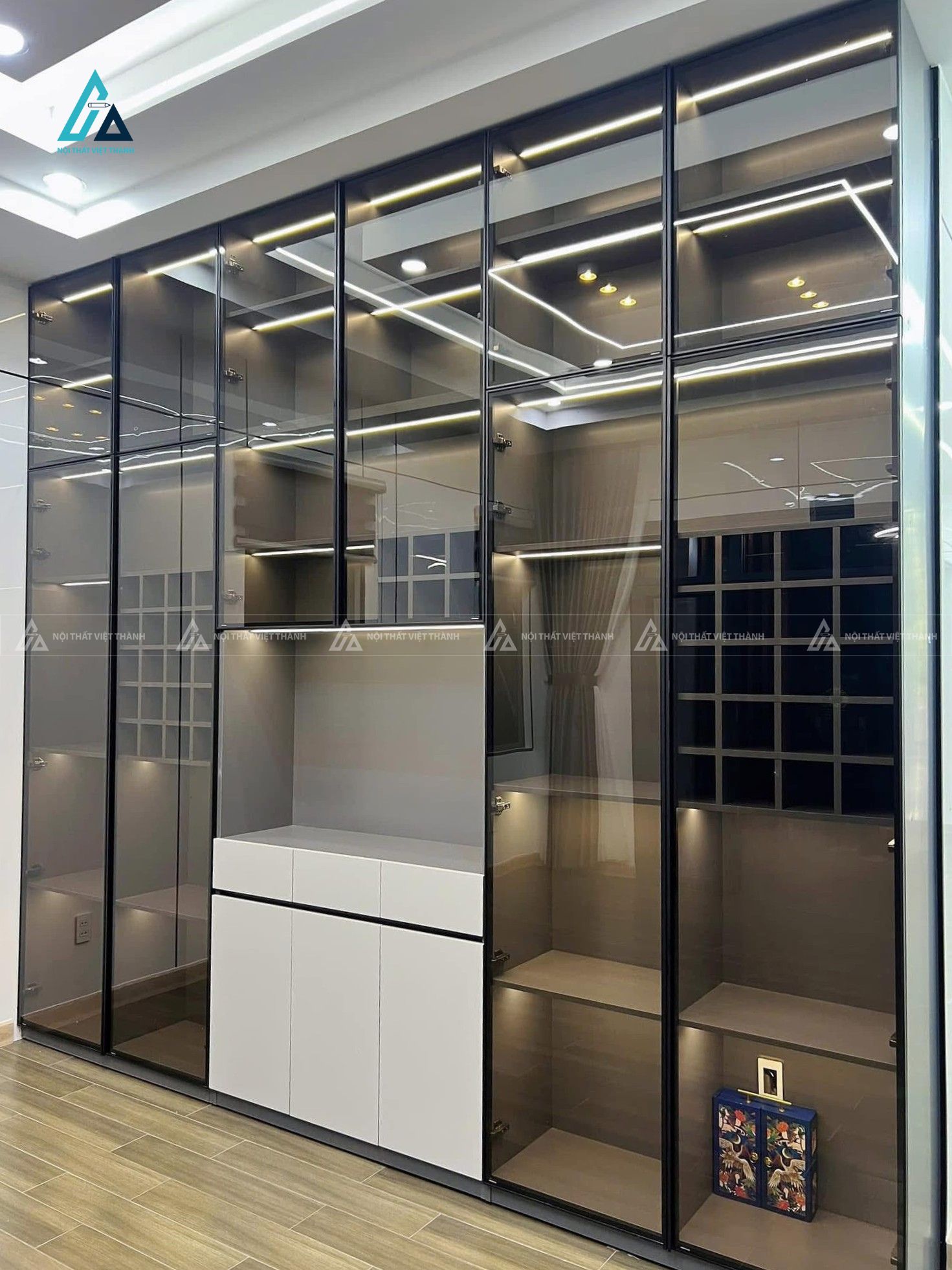 Mẫu thiết kế tủ quần áo cánh kính kết hợp bàn trang điểm