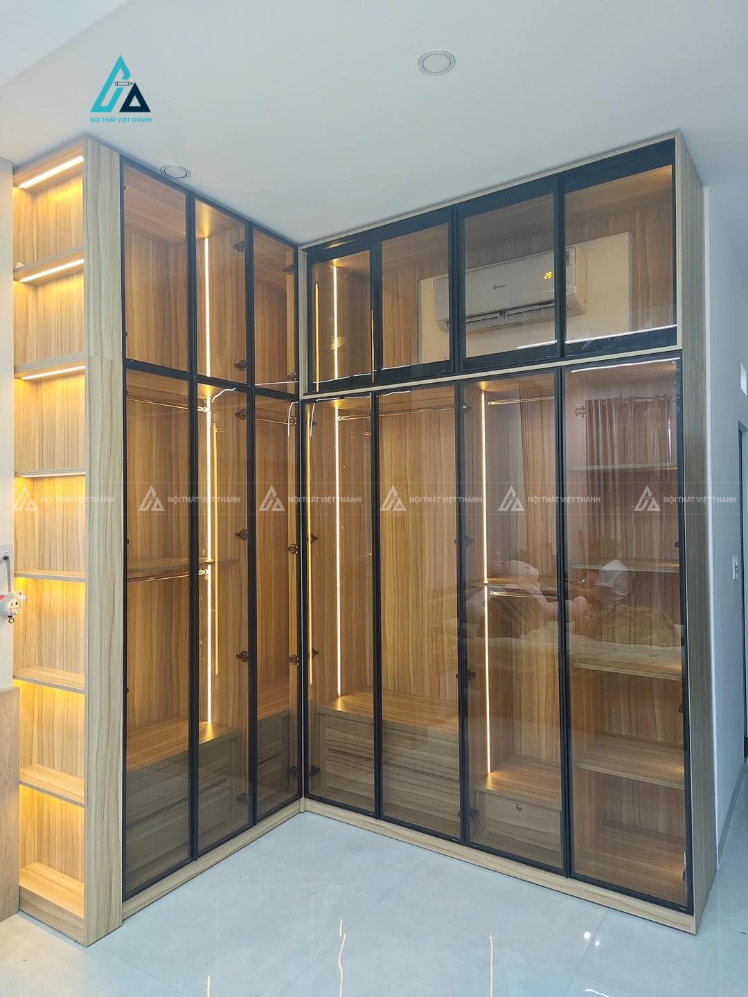 Mẫu thiết kế tủ quần áo cánh kính chữ L kịch trần